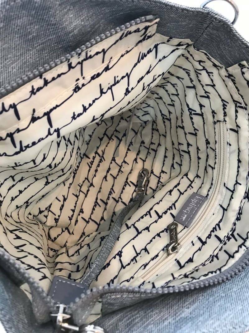 Kipling Small Cross-Body Bag รุ่นMayday อีกหนึ่งคอลเลคชั่นที่น่าสนใจ ขนาดกำลังพอดี น้ำหนักเบา เปิดปิดด้วยซิปเดียว ภายในใส่มินิไอแพค กระเป๋าสตางค์ หรือของใช้จุกจิกได้เยอะเพิ่มสายสะพายปรับสั้นยาวและถอดออกได้ ประดับด้วยลิงเป็นสัญลักษณ์ น่ารักใสๆอีกหนึ่งรุ่นท