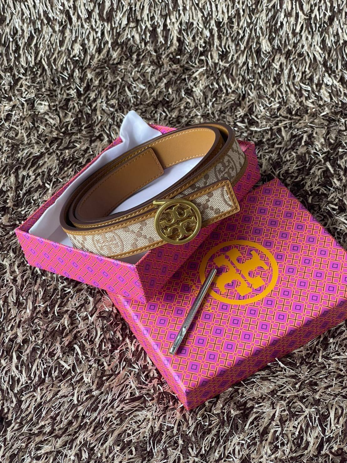 Tory burch t monogram jacquard belt เมื่อพูดถึงแบรนด์ระดับ Hi-end แล้วจะพลาดไม่ได้เลยกับแบรนด์ Tory Burch ที่ครองใจสายแฟชั่นมาโดยตลอด กับหัวเข็มขัดสัญลักษณ์ Double T ที่ได้รับความนิยมสูง มีการดีไซน์หัวเข็มขัดเป็นทองเหลืองเพื่อให้มีความโดดเด่นมากขึ้น ลวดลา