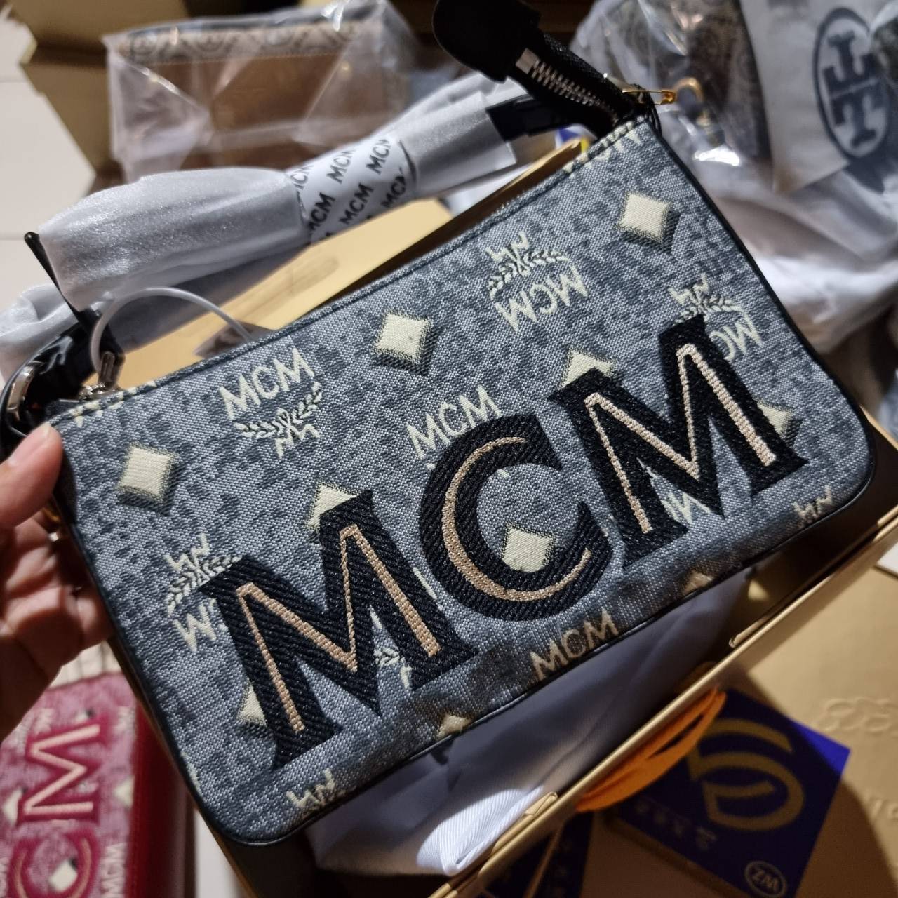 M.C.M MINI SHOULDER BAG IN VINTAGE JACQUARD MONOGRAM คอลเลคชั่นใหม่ล่าสุด โดดเด่นด้วยลายโมโนแกรม ถักทอบนผ้า woven jacquard กระเป๋าสะพายทรงพอชที่ไม่ธรรมดา มาพร้อมสายสะพายในตัว สามารถปรับใช้ได้ 2 แบบ สายยาวสะพายข้าง หรือจะนำสายเส้นกลางออกและปรับใช้สะพายไหล่