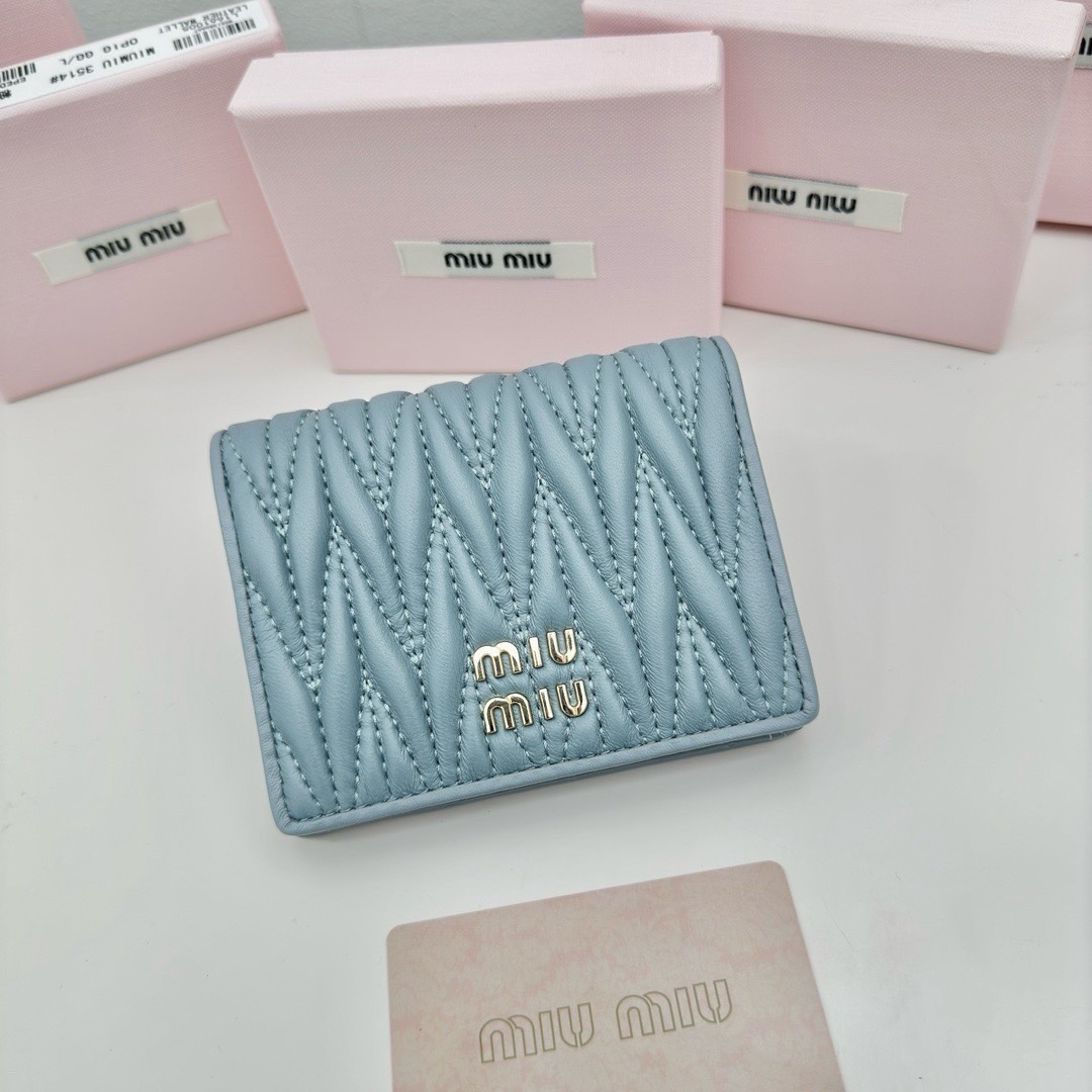 Miu Miu Small matelassé nappa leather wallet กระเป๋าสตางค์หนังแนปป้า ตกแต่งโลโก้หรูหราเป็นเอกลักษณ์