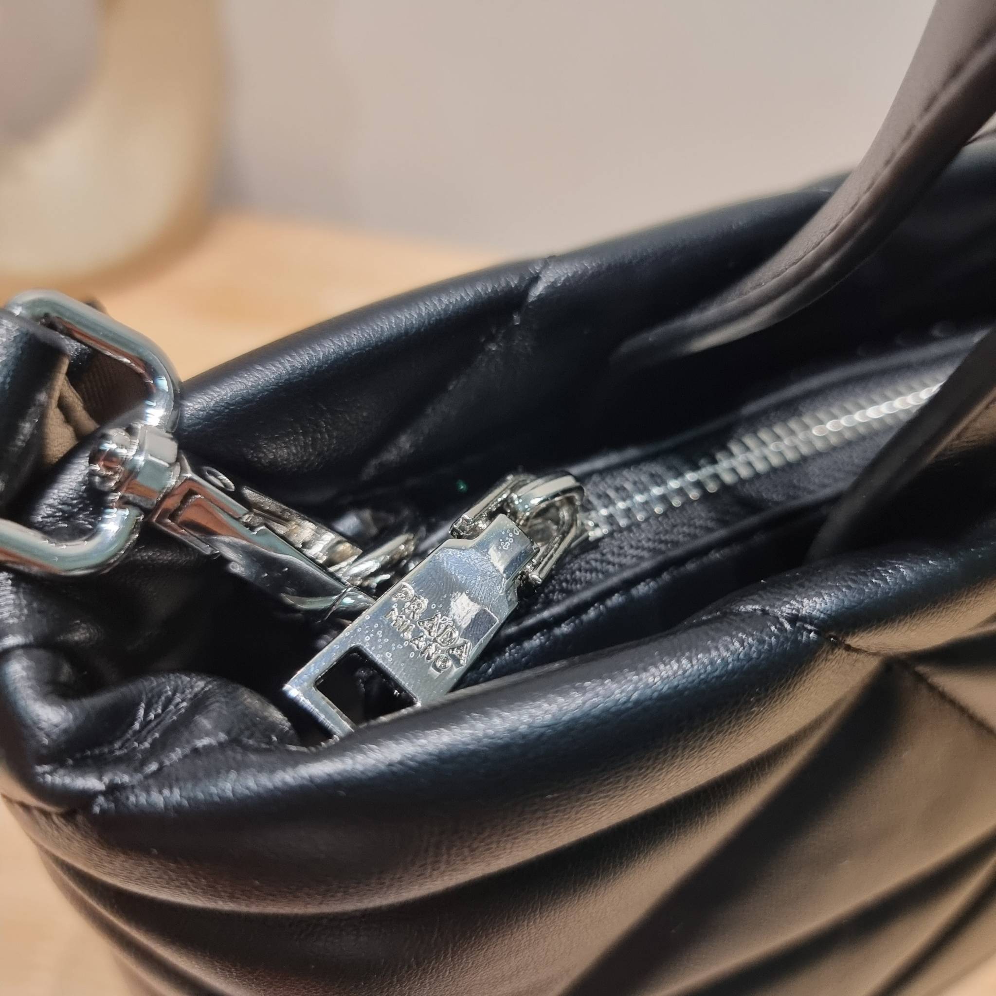 PRADA LEATHER PADDED BAG ใหม่ล่าสุด กับคอลเลคชั่นที่ทำออกมาตอบโจทย์ได้ทุกไลฟ์สไตล์ และเป็นยูนิเซ็กส์ กับกระเป๋าทรงโท้ท ขนาดกำลังดี