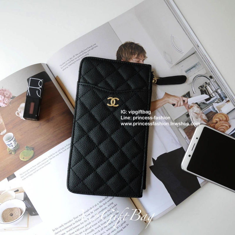 พร้อมส่งที่ไทยแล้วค่ะ♡♡ **สำหรับคนชอบพกน้อย **กะทัดรัด แนะนำรุ่นนี้คะ งานพรีเมี่ยมกิ้ฟท์จากเค้าเตอร์ต่างประเทศ กระเป๋าสตางค์ทรงสวย สะดุดตา หนังสัมผัสลายด้าน จากแบรนด์ CHANEL (GWP) ด้านหน้ามีโลโก้แบรนด์ CC สีทองหรู **อะไหล่สีทองทั้งใบ มีช่องซ
