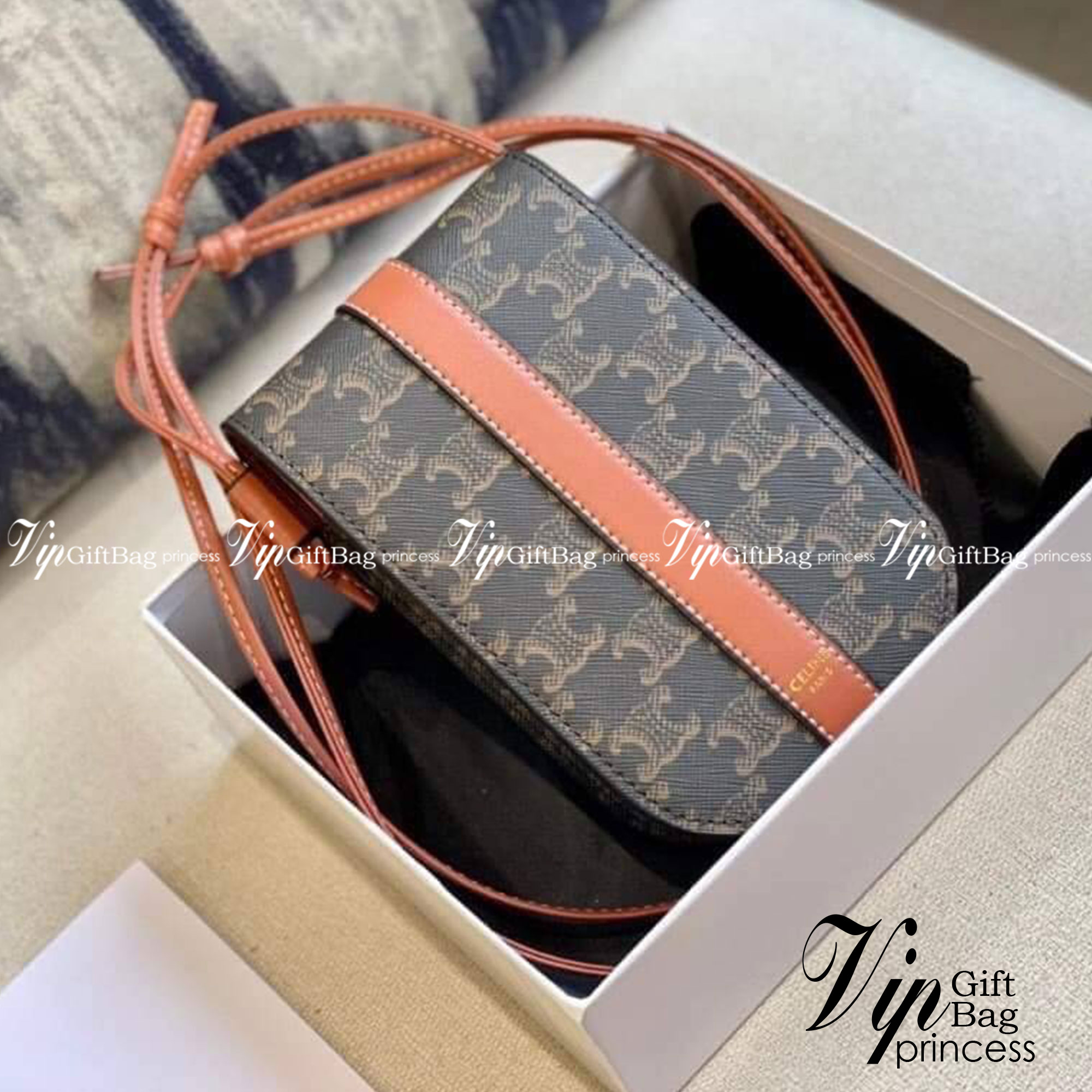 Celine Phone Pouch in Triomphe Canvas and Calfskin Tan / Celine phone bag กระเป๋าใส่โทรศัพท์เรียบหรู ด้วยลวดลาย Triompe ที่แสดงถึงความเป็นเอกลักษณ์ของแบรนด์ ช่องหลักที่มีความกว้าง สามารถใส่โทรศัพท์มือถือ ธนบัตร บัตรต่าง ๆ และของจุกจิกชิ้นเล็ก ๆ ได้แบบจุใจ