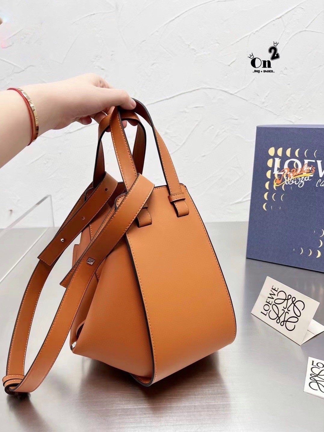 Loewe Hammock Bag / Loewe Small Hammock Leather Bag กระเป๋าถือหรือสะพาย รุ่น Rare items สุดๆ หนังสวยดีไซน์มีเอกลักษณ์ ใบขนาดกำลังดี น้ำหนักเบา สามารถปรับได้หลายทรง ด้านข้างมีซิปปรับขยายได้ ภายในโล่งกว้าง ใส่กระเป๋าสตางค์ กล้อง มือถือ ของใช้ได้เยอะ หูหิ้วห