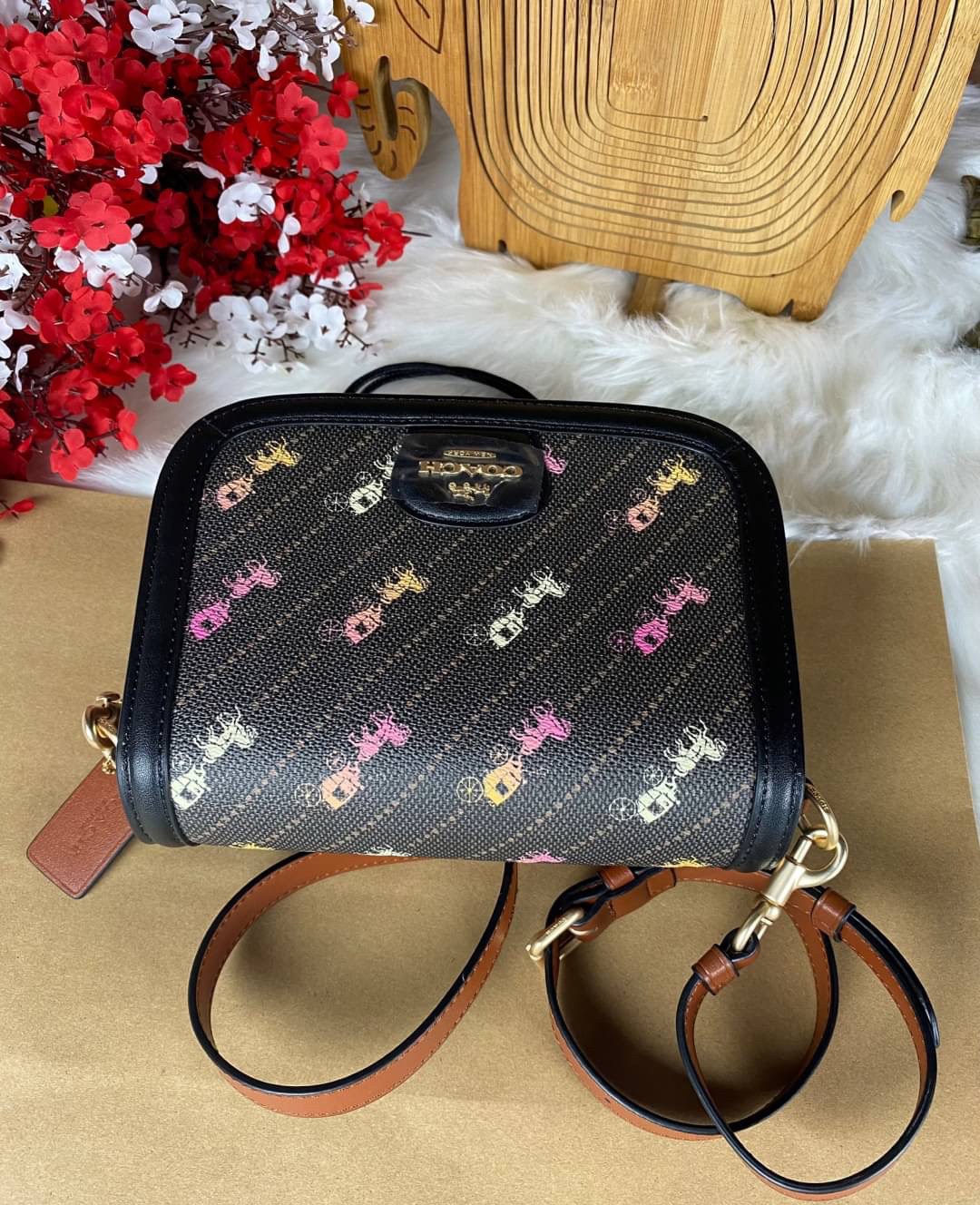 OUTLET 】COACH SADDLE BAG WITH HORSE AND CARRIAGE DOT PRINT (COACH C4059) กระเป๋าสะพายข้าง ลายม้าและรถลาก item ใหม่ที่สาวๆต้องมีนาทีนี้ห้ามพลาด รูปทรงโค้งมน วัสดุ พีวีซี ผ้าใบเคลือบพิมพ์ลายเป็นหนังเรียบ ทนทานและกันคราบสกปรกทั้งสี่ด้านเป็นหนังคุ้มสุดๆ ภายใน