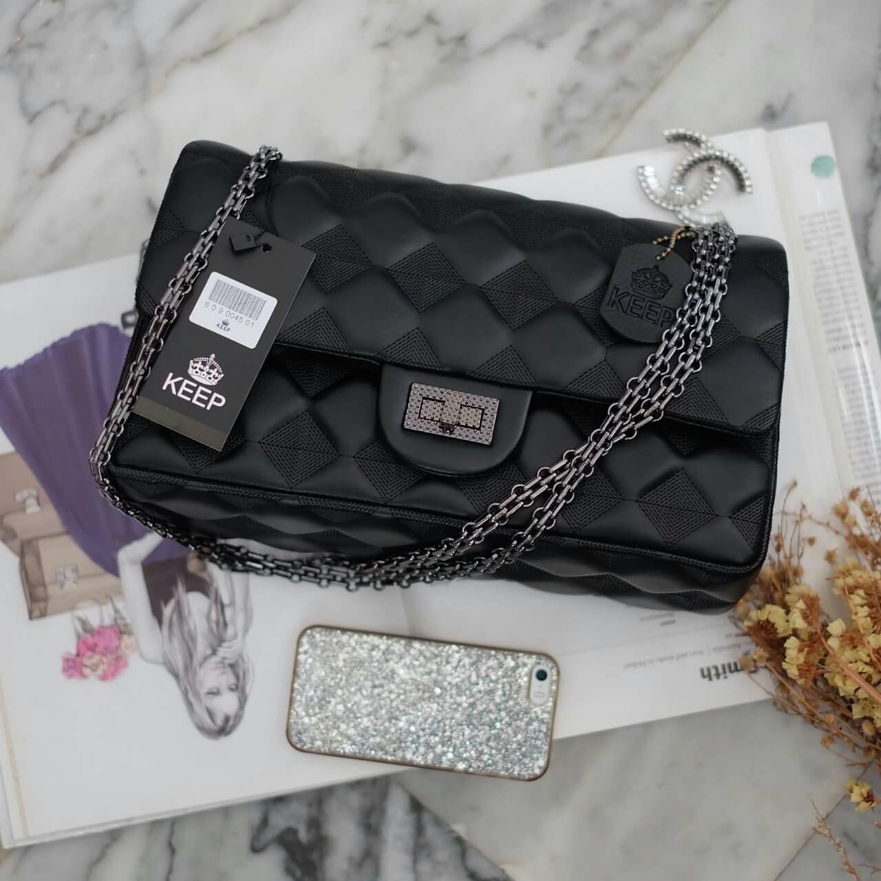 กระเป๋า KEEP classic chain shoulder bag กระเป๋าทรงสวย ผลิตจากหนังแกะ ผิวสัมผัสคล้ายหนังแท้ นิ่มมากๆ คะ ตัวกระเป๋าขนาดกำลังดี ใส่ กระเป๋าตังค์ยาว มือถือได้คะ สายโซ่อะไหล่ เทาดำ ดูคลาสสิคมาก ปรับได้ทั้งแบบสะพายสั้น และยาว ภายใน ปั๊ม Logo brand อย่างดี มีช่อ