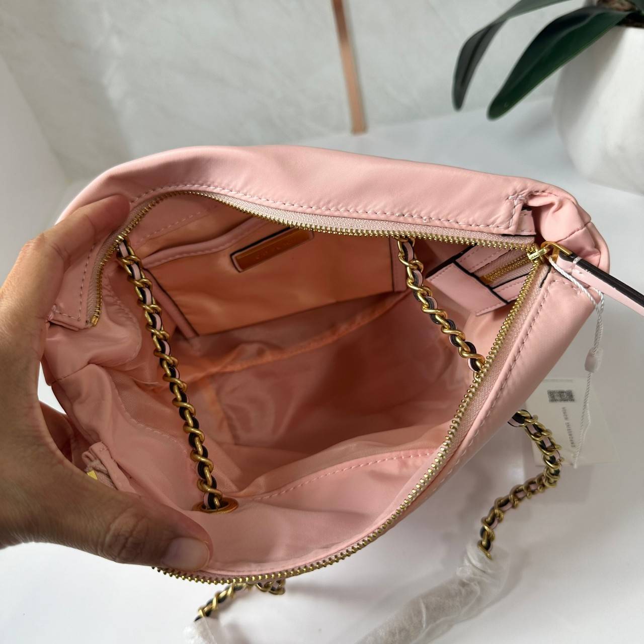 TORY BURCH Ella Chain Crossbody Nylon Bag กระเป๋าคล้องไหล่สายโซ่หรูหราโดดเด่นด้วยโลโก้หนังด้านหน้า สามารถปรับสะพายคอสบอดี้ สะพาลไหล่ได้