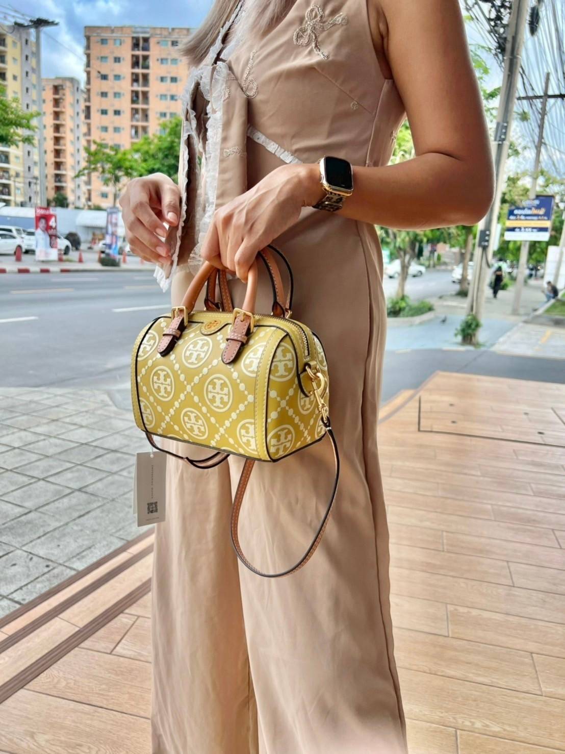 Tory Burch T-Monogram Mini Embossed Wine Bucket Bag / Tory Burch Mini Bucket กระเป๋าถือหรือสะพายไหล่ ทรงหมอนขนาดเล็ก ประดับด้วยลวดลายอันเป็นสัญลักษณ์ของแบรนด์ ถูกประดิษขึ้นด้วยความพิถีพิถันวัสดุหนังอย่างดี ด้านในบุด้วยหนังไมโครซูแอคเนื้อนุ่มทำความสะอาดง่า