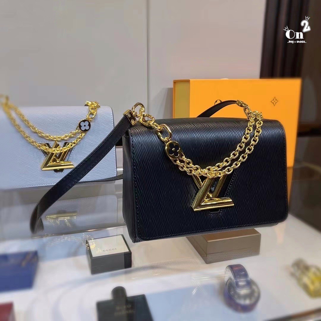 LOUIS VUITTON Twist MM Epi Leather Handbags / LV Twist MM หนัง Epi ลายเกรน ตัวล็อก LV Twist สีทองไอคอนิกช่วยเติมเต็มความสมบูรณ์แบบให้กับกระเป๋าได้อย่างลงตัว เหมาะสำหรับการใช้งานเป็น everyday bag หรือถือออกงานก็สวยเลยค่ะ