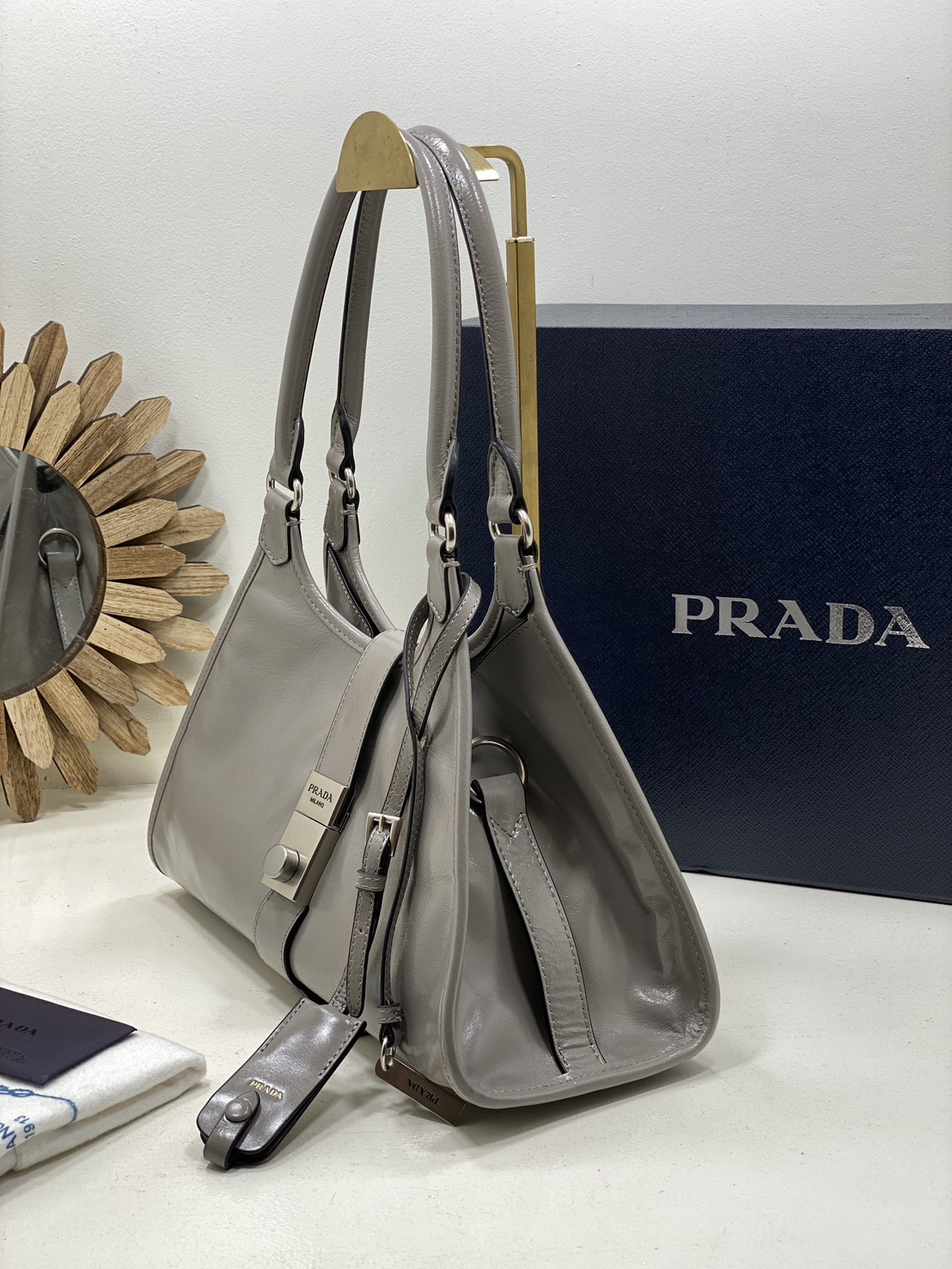 TOP ORI หนังแท้ | เกรดดีสุด PRADA Medium leather tote bag / pradahobo กระเป๋าสะพายทรงโฮโบ คลาสสิคหนังเงาสวยหรูดูแพง ใบใหญ่กำลังดี ดีไซน์ใหม่ล่าสุด ภายในโล่งกว้าง จุของได้สบายๆ