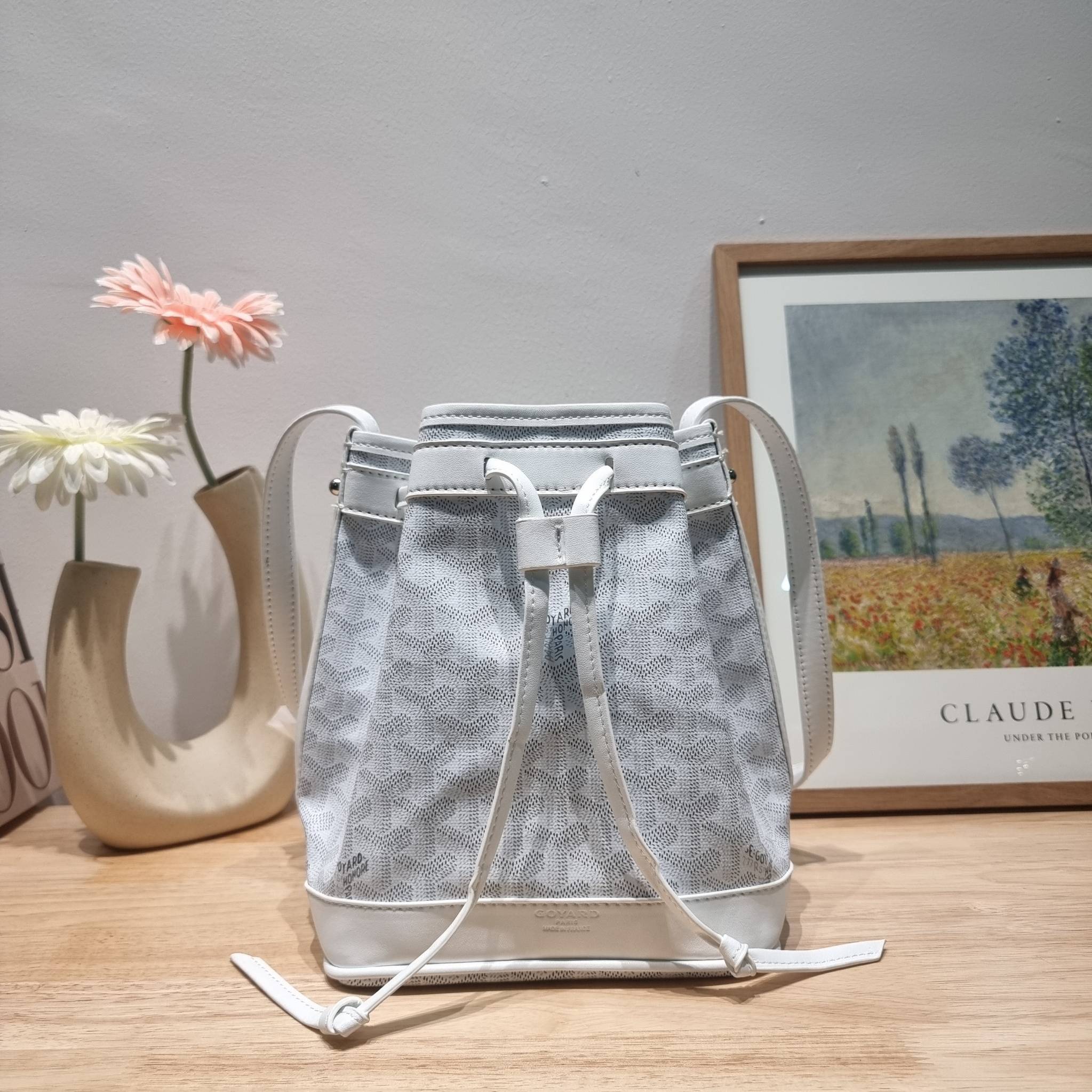 GOYARD PETITE FLOT BUCKET BAG กระเป๋าสะพายทรงบัคเก็ต ที่ดีไซน์สะดวกต่อชีวิตมาก รูปทรงคลาสสิค ดีไซน์เป็นเอกลักษณ์ สดใสทุกสี ดูผู้ดีในตัว วัสดุหนังแคนวาสพิมพ์ลายสวยคม ปากกระเป๋ารูดเปิด-ปิดได้ตามชอบ ภายในเป็นช่องโล่ง ใส่กระเป๋าสตางค์ มือถือ ได้ครบถ้วน มาพร้อ