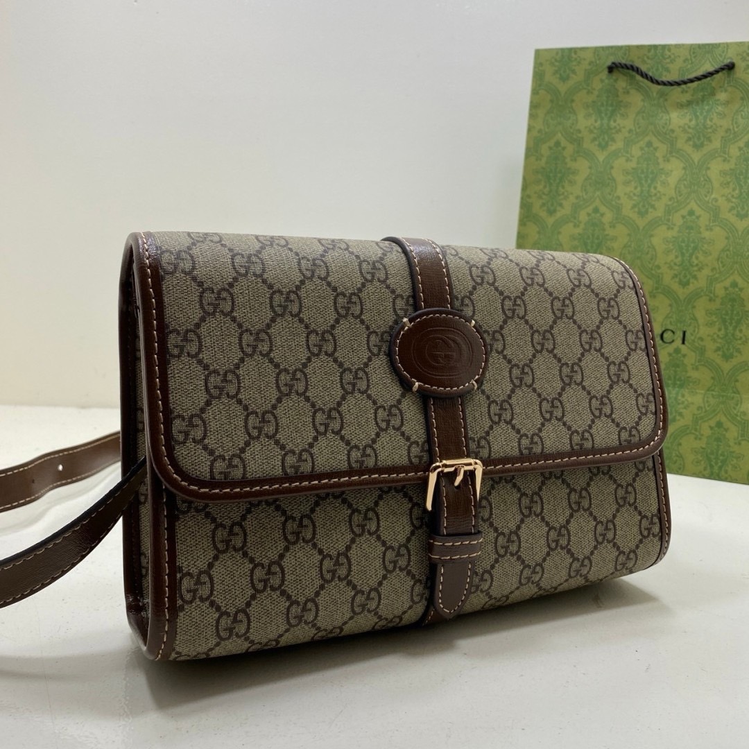 GUUCI GG Messenger Bag / guccipouch กระเป๋าสะพายทรงแมสเซ็นเจอร์วินเทจ พิมพ์ลายคมชัดโมโนแกรมแคนวาสกับไอเท็มที่หนุ่มๆต้องไม่พลาด รุ่น unisex ใช้ได้ทั้งชายหญิง ดีไซส์สวยเด่นเป็นเอกลักษณ์