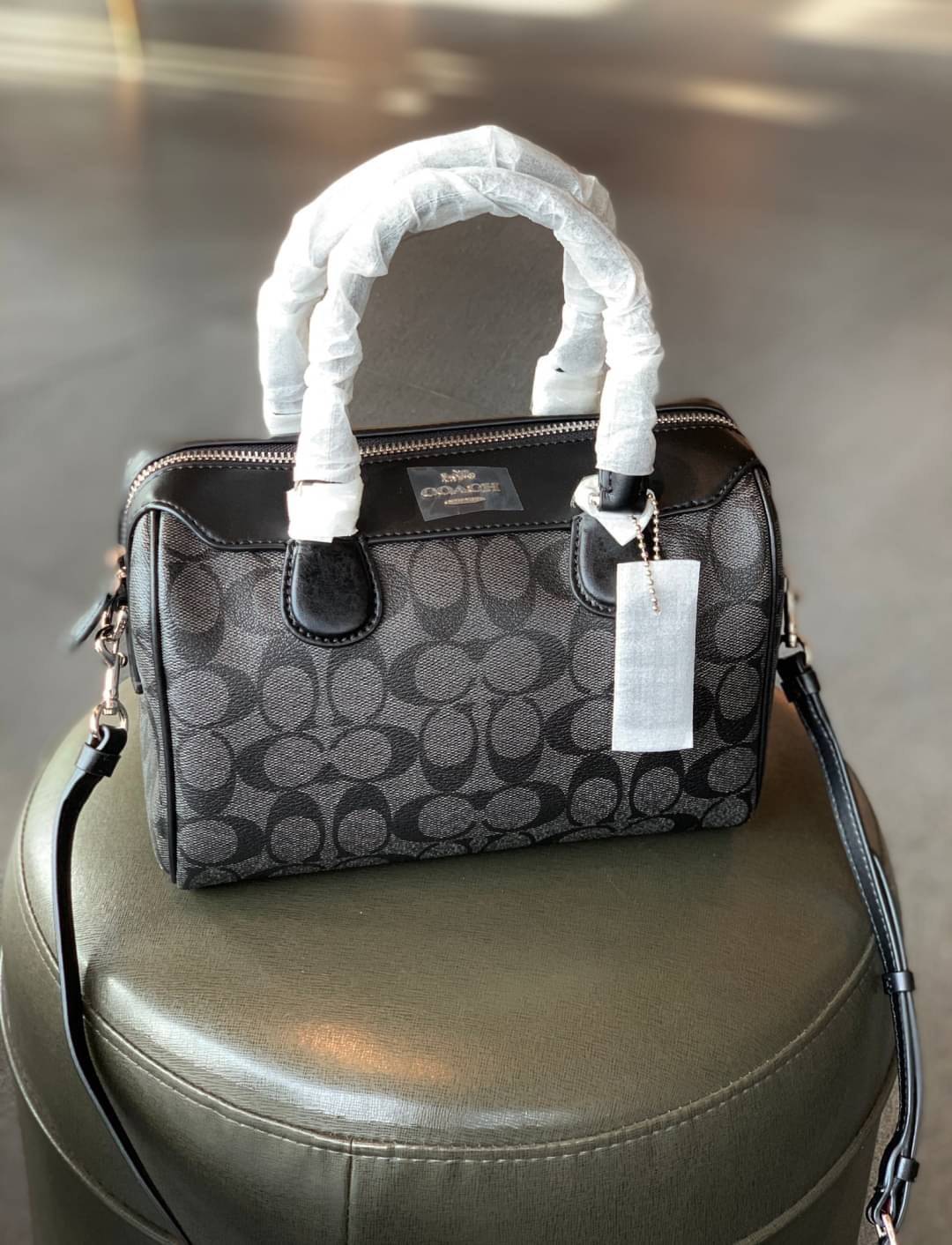 COACH NENNETT SATCHEL BAG((32203)) พร้อมส่งอีกครั้ง ห้ามพลาด! กระเป๋าทรงหมอน ทรงที่สาวๆต้องมีติดตัวไว้สักใบ! หนังแท้นิ่มสวยงาม เปิดปิดกระเป๋าแบบซิป ภายในกว้างสามารถใส่กระเป๋าเงินใบยาวได้ หรือของจำเป็นในชีวิตประจำวันของสาวๆได้หลากหลายเลยค่ะ มีช่องซิปและช่อ