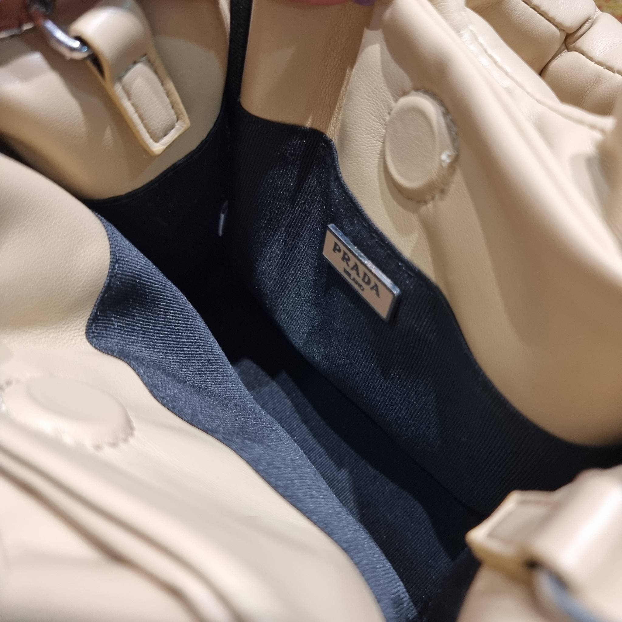 PRADA Small padded Soft nappa-leather bag พร้อมส่ง 4 สี น้องใหม่ล่าสุด กับคอลเลคชั่นที่ทำออกมาตอบโจทย์ได้ทุกไลฟ์สไตล์