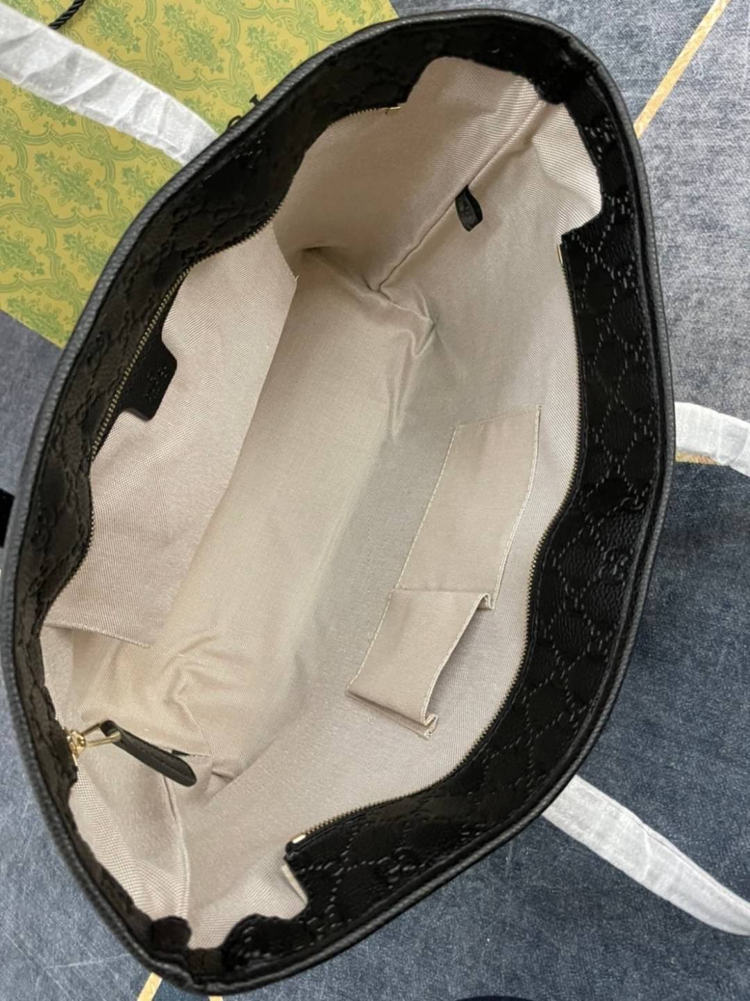 หนังแท้ Gucci GG Supreme black tote Shopping Bag กระเป๋าทรง neverfull ยอดฮิต รุ่นนี้ใช้หนังเยอะมาก คุ้มสุด งานหนังแท้เมื่อกระทบแสงขึ้นเงาสวยมากๆ ค่ะ สวยหรู จุของได้เยอะ ภายในโล่งกว้าง limited ที่สุด ไม่ควรพลาดเลยค่าาา