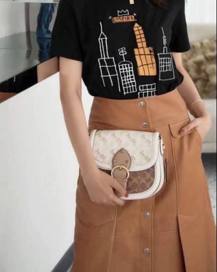 สวย หรู แถมสุดคุ้มกันเลยจร้าา💋 COACH BEAT SADDLE BAG ((C3837//C0749)) พร้อมส่งที่ไทยอีกครั้ง ห้ามพลาดค่าา!! กระเป๋าสะพายครอสบอดี้ร์ วัสดุหนังแท้ชั้นดีที่สุด! หนังสวย บวกกับอะไหล่แบรนด์ที่ดูเด่นคลาสสิคตรงด้านหน้าค่ะ เปิดปิดกระเป๋าแบบกดล็อค ภายในสาม