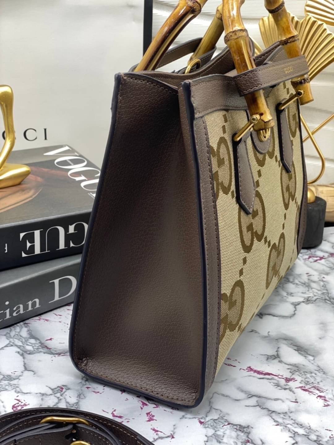 หนังแท้ Gucci Diana jumbo GG small tote bag 27cm พร้อมส่งที่ไทย Brown Camel and ebony jumbo GG canvas ภาพสินค้าถ่ายจากงานขายจริง ใช้งานต่างประเทศได้ค่ะ