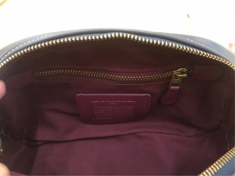 COACH BELT BAG IN SIGNATURE CHAMBRAY (3685) ❤️ใช้ได้ทั้งชาย//หญิงค่ะ กระเป๋าคาดอก วัสดุผ้าแคนวาส+หนังแท้ค่ะ ด้านหน้ามีช่องซิปขนาดกลาง ใส่มือถือได้ค่ะ ช่องซิปหลักเปิดปิดแบบซิปคู่ ภายในกว้าง ใส่ของจำเป็นได้ครบเลยนะคะ มีช่องซิปสำหรับใส่ของจุกจิกให้อีก