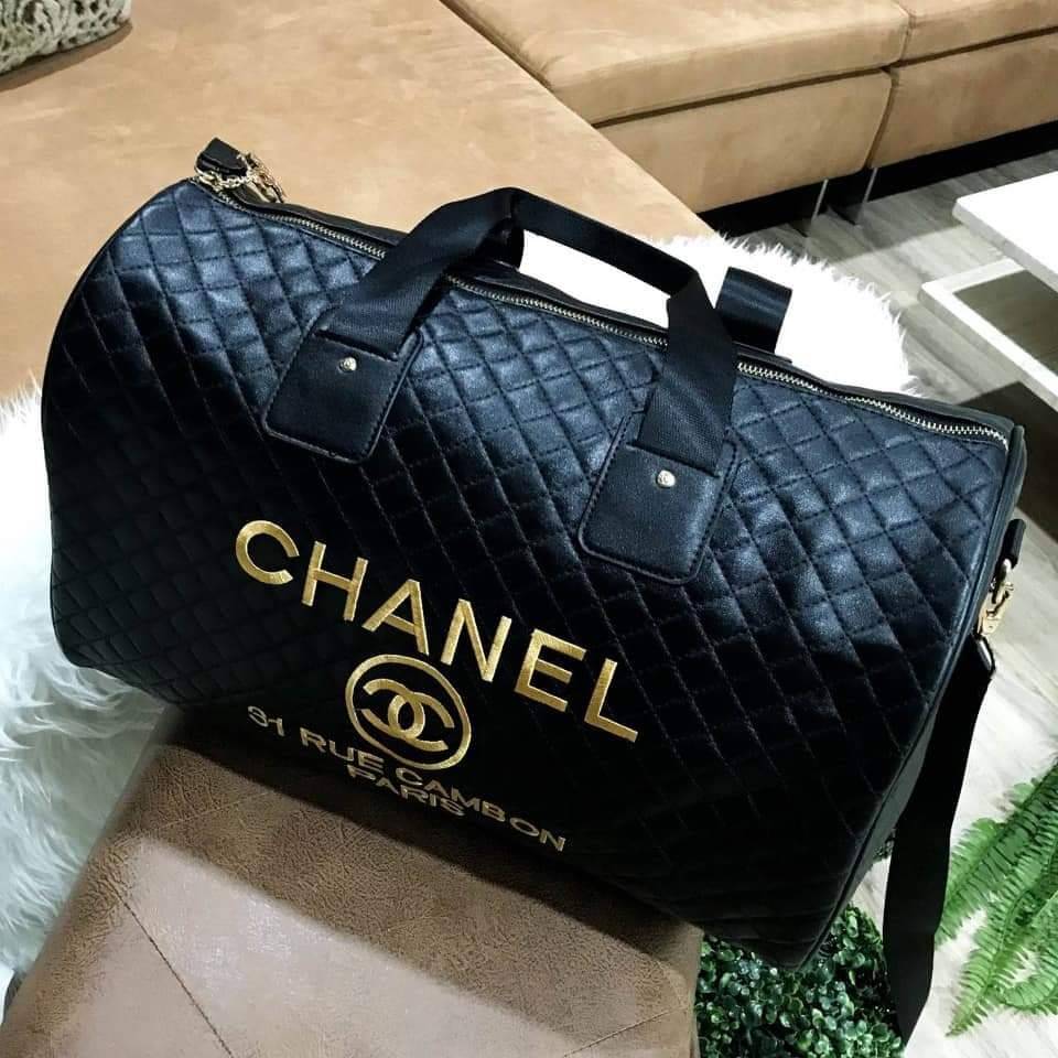 Chanel Quilted Travel Bag Super rare item! กระเป๋าเดินทางใบใหญ่ VIP. gift with Purchanel ของแท้รุ่น Limited Edition จาก counter Chanel วัสดุหนังเรียบลายตาราง เนื้อหนา กันน้ำ ดูแลรักษาง่าย ด้านหน้ามี logo brand ตัวกระเป๋าเปิดปิดด้วยซิป หัวซิปแบรนด์ อะไหล่ท