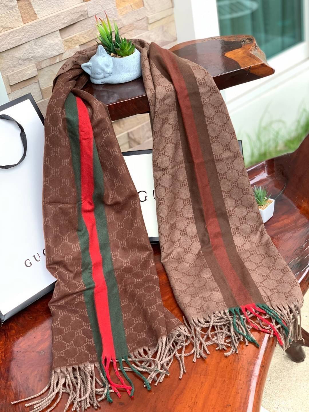 Gucci Classic Print Scarf แบรนด์ดังจากประเทศอิตาลี ด้วยงานพรีเมี่ยมกิ้ฟ ส่งมอบความรู้สึกดีๆให้กับคนที่คุณรัก ในรูปแบบผ้าพันคอและผ้าคลุมไหล่ผืนใหญ่สีสันไม่ฉูดฉาด เหมาะกับชุดที่เป็นทางการหรือลำลองก็ได้ เป็นผ้าที่ให้ความอบอุ่น ถักทอด้วยผ้าcashmere ผ้าเนื้อดี