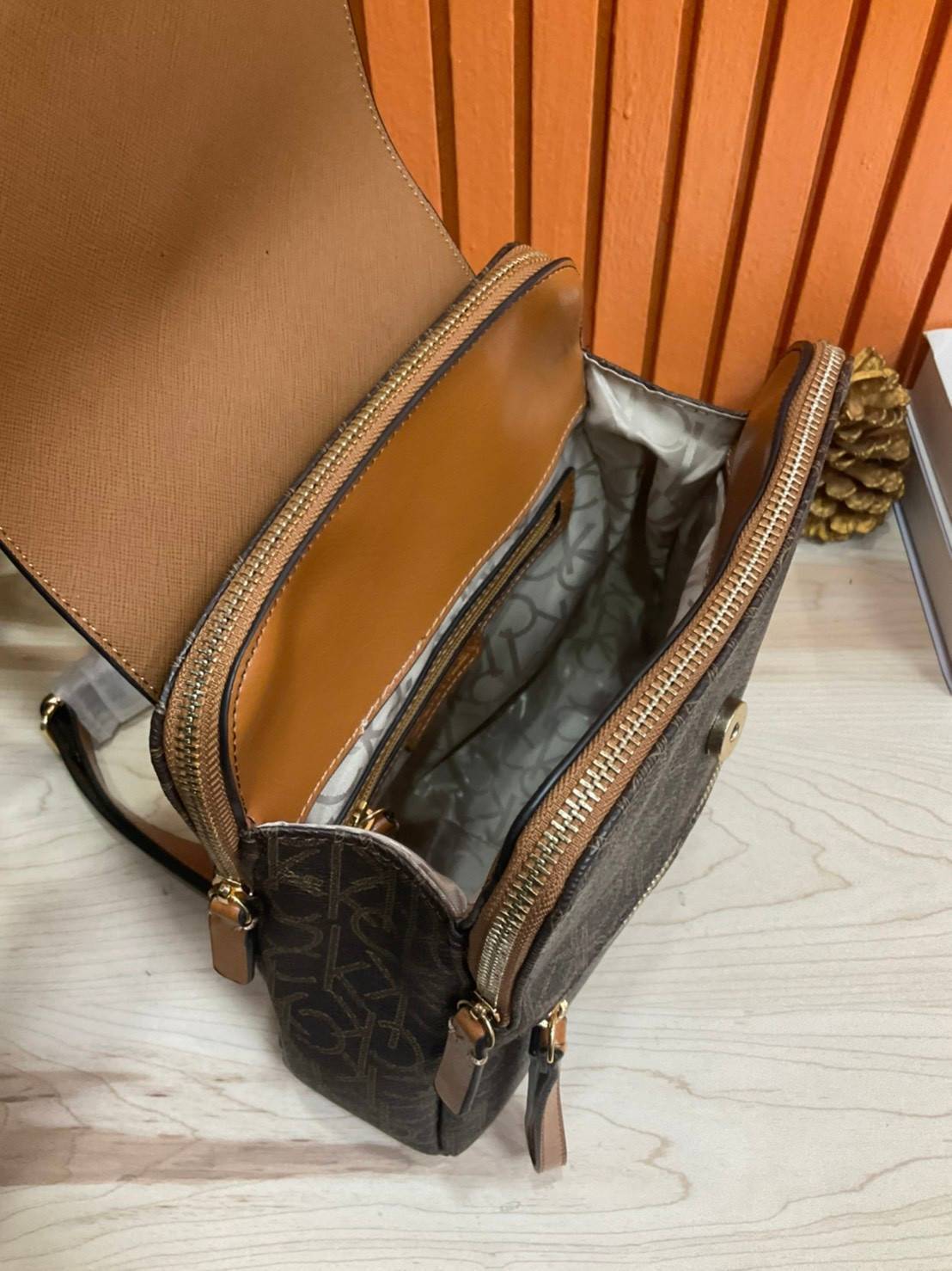 ของแท้ 💯% Elaine Calvin Klein Monogram Small Backpack 💕ของมันต้องมี สวยหรูดูแพงมาก สำหรับรุ่นนี้ และมีฟังชั่นช่องการใช้งานที่มากที่สุด!!! 💕 กระเป๋าสะพายเป้รุ่นใหม่ชนช้อป รุ่นยอดนิยม