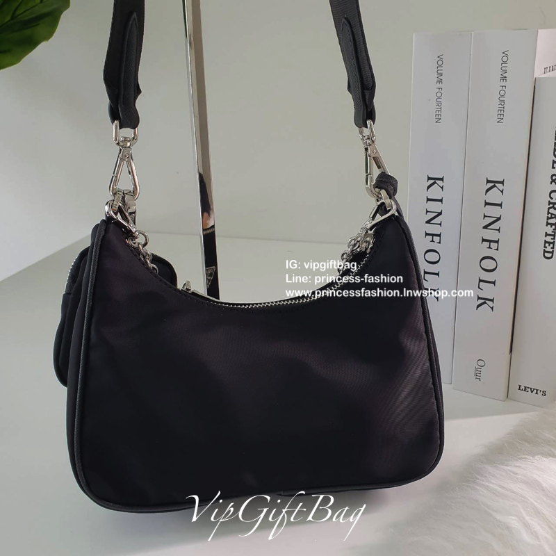 ᴺᴼᴿᴹᴬᴸ กำลังมาแรงมากค่ะ กับแบรนด์ PRADA ใบเดียวคุ้มมากค่ะ อุปกรณ์ ครบชุด **ซื้อ1ได้ถึง3ไอเท็ม ทั้งสายยาว และกระเป๋าใส่เหรียญ และป้ายแท็คหนัง อย่างดี **อะไหล่ปั้มแบรนด์แท้ทุกจุด วัสดุทำจากผ้า Nylon อย่างดี กันน้ำได้ อยู่ทรงสวย สามารถใส่กระเป๋าตังค์ใบกลางได