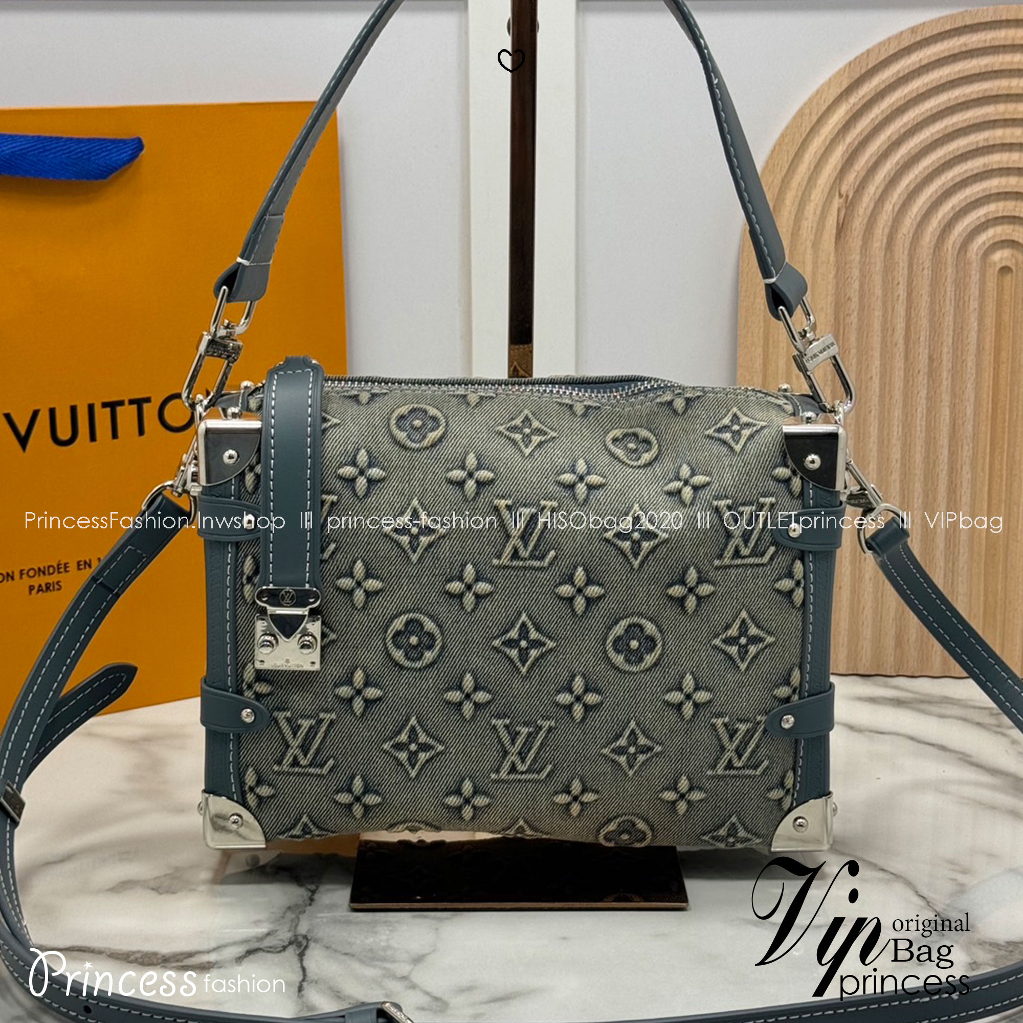 LV Side Trunk Monogram Denim Bag กระเป๋าสะพายทรงกล่องเดนิมซีดสไตล์วินเทจ ปั้มนูนโลโก้ลายโมโนแกรม ไอเท็มหรูหราย้อนยุค ผสมผสานความทันสมัย รูปทรงกล่องสัดส่วนสวยลงตัว โดดเด่นชวนมอง