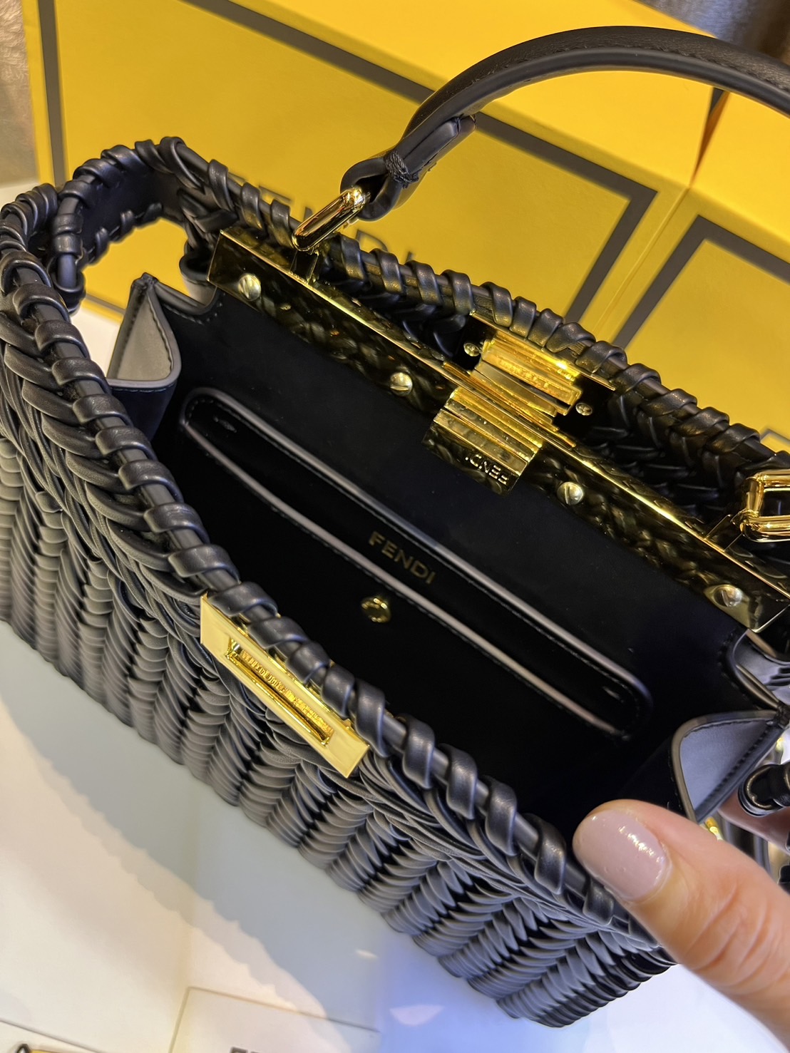 พร้อมส่ง 3 สี FENDI Peekaboo ISeeU Medium interlace leather bag กระเป๋าสะพายดีไซส์สาน ใช้ได้ 2 ด้าน 🧡 เกรดออริจินอล 1:1 สลับแท้