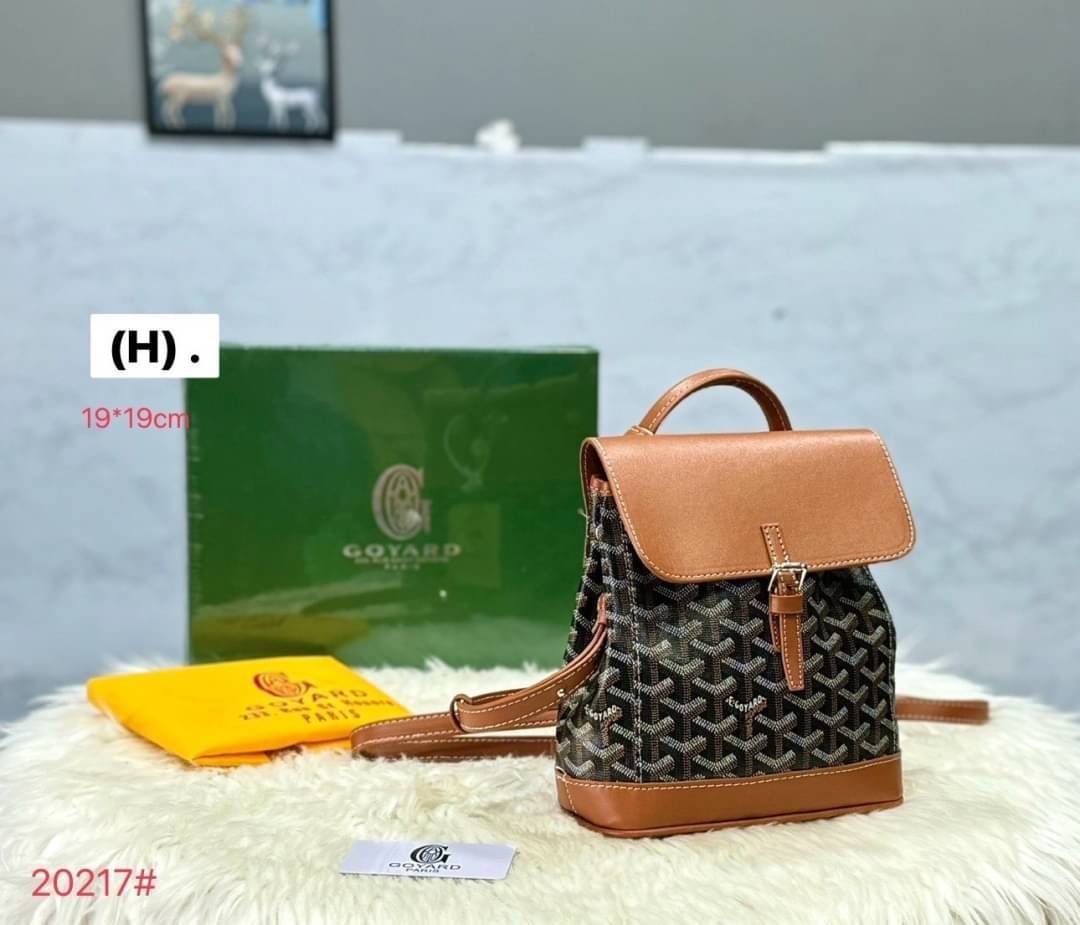 Goyard Alpin Mini Backpack กระเป๋าเป้สะพายหลัง ปรับถือหรือสะพายข้างได้อย่างลงตัว ไซส์มินิ 19cm ขนาดกำลังสวยน่าใช้ ภายในโล่งกว้าง ใส่ของสำคัญได้ ใบนี้คุ้มค่าราคามากๆ ทั้งดีไซน์และฟังก์ชั่นการใช้งาน ตอบโจทย์แน่นอนจ้า