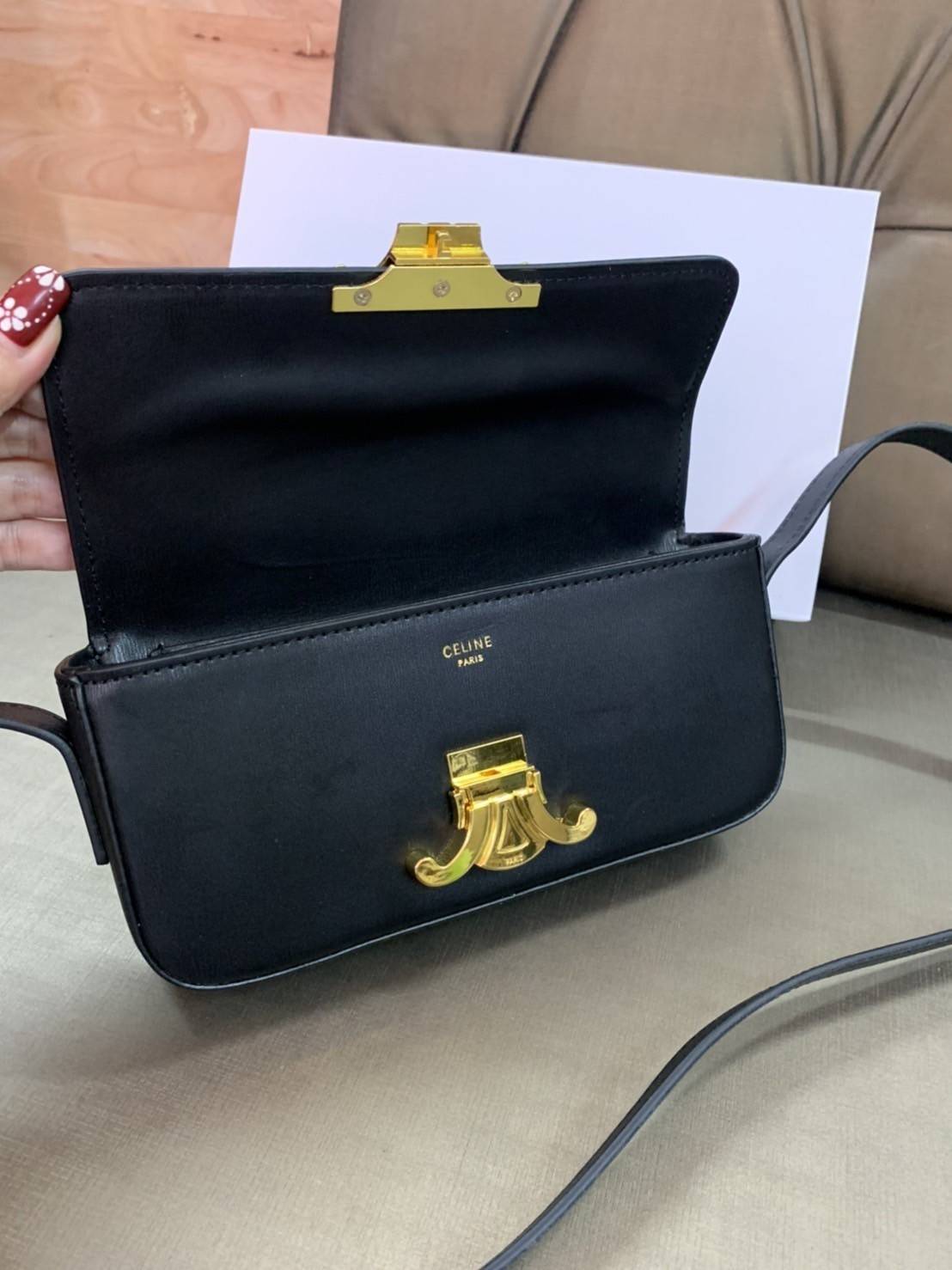 CELINE TRIOMPHE SHOULDER BAG VIP GIFT WITH PURCHASE-GWP พรีเมี่ยมกิ๊ฟ Limited Edition จาก CELINE PERFUME DUTY FREE COUNTER วัสดุหนังแกะสังเคราะห์เรียบ ดีไซน์ยอดนิยมสไตล์สาว LISA ทรงเหลี่ยมสวยหรูอยู่ทรง