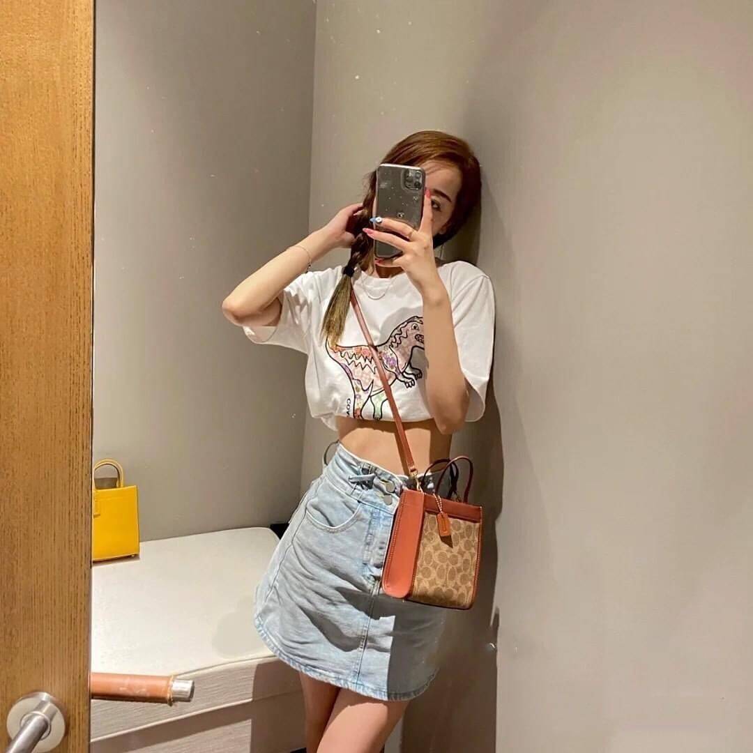 COACH C5277 MINI CASHIN TOTE IN SIGNATURE CANVAS กระป๋าสะพายข้างไซส์มินิ ไอเท็มหายาก!! ที่น่ารักที่สุด!! น่าใช้ไม่อยากวาง!! ยกให้น้องสาวใบนี้จริงๆ ดีไซน์รูปทรงโท้ทคลาสสิค วัสดุหนังแคนวาสสลับหนังแท้ มีหูจับในตัวและสายสะพายข้าง ปากกระเป๋ามีสายหนังแถบแม่เหล็