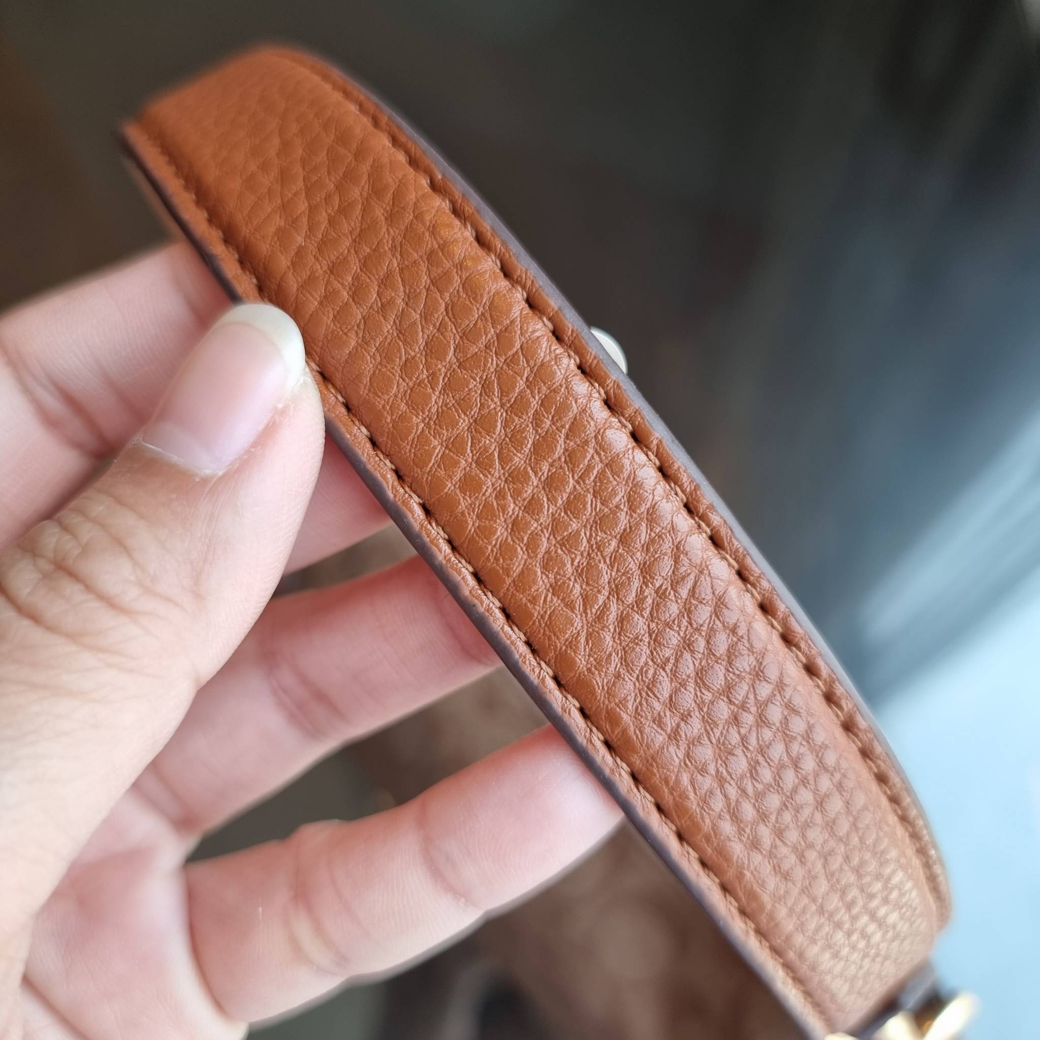 COACH C7223 PENNY SHOULDER BAG 25 IN SIGNATURE CANVAS คอลเลคชั่นเพนนีสุดคิ้วท์ ในรูปแบบของกระเป๋าสะพายไหล่กึ่งทรงพอช พร้อมเสิร์ฟความสวยถึงบ้านไปเลย!! ด้วยดีไซน์คลาสสิคย้อนยุค ที่แอบแฝงความเรียบหรู มาพร้อมสายสะพาย 2 เส้น เป็นสายคล้องมือและสายสะพายครอสบอดี้