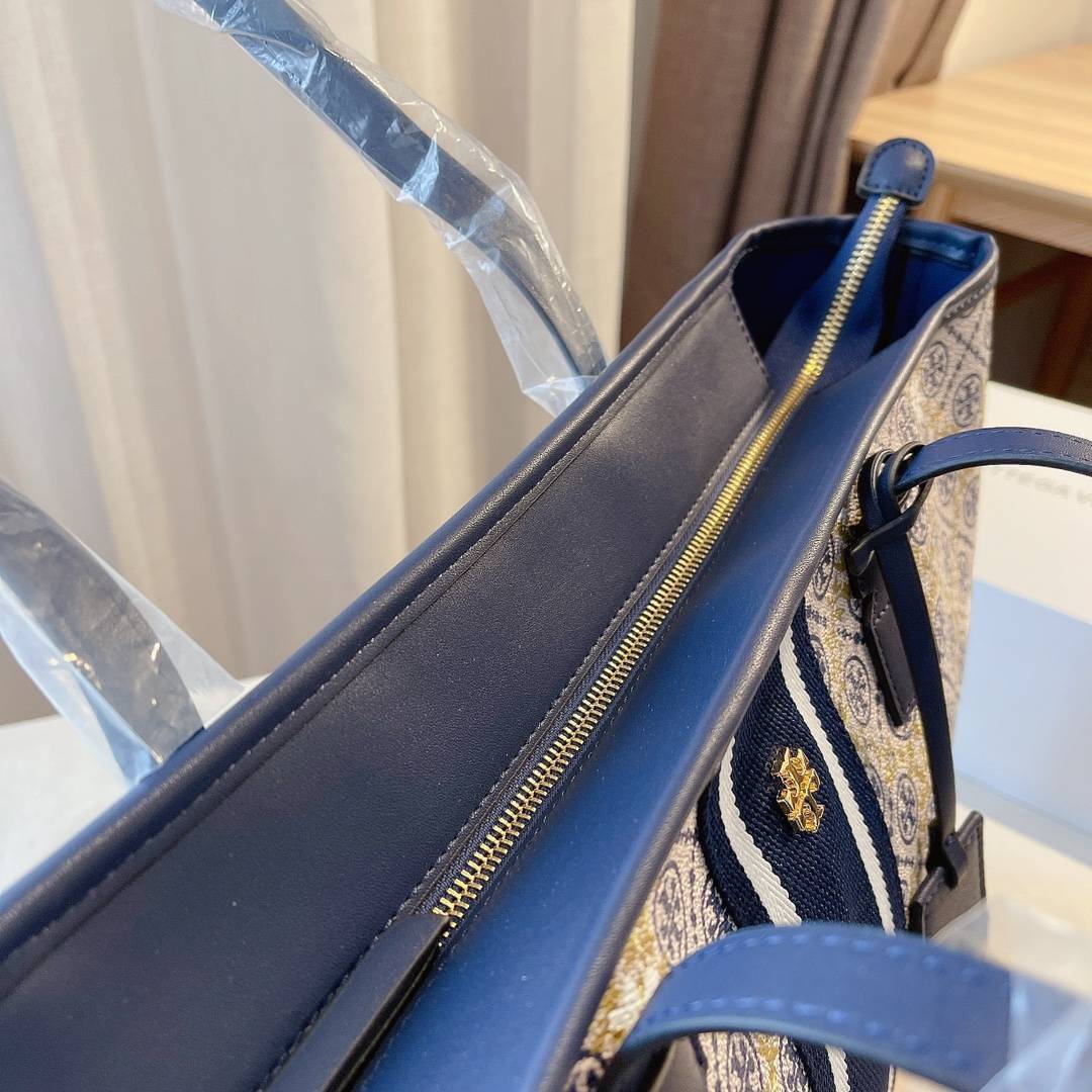 OUTLET ของแท้ 💯% TORY BURCH T MONOGRAM FLORAL VINE SMALL TOP-ZIP TOTE BAG คอลเลคชั่นรุ่นยอดนิยม กระเป๋าช้อปปิ้งเดซี่ล่าสุด ทรงใบใหญ่ ทรงสวยคลาสสิค มีดีไซน์เก๋โดดเด่นลายทางตรงกลาง ตัวกระเป๋าลงลายโซ่ คาดด้วยลายฟลอรัลสีเหลือง เพิ่มความน่ารัก สวยหรูมา