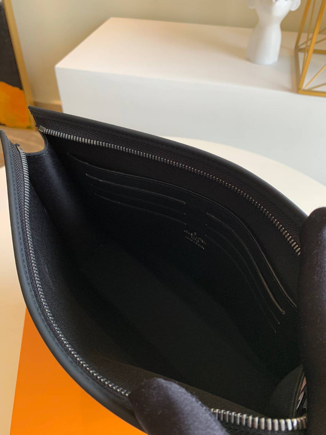 หนังแท้ LOUIS VUITTON POCHETTE VOYAGE MM พร้อมส่งที่ไทย LV CLUTCH รุ่นขายดีตลอดกาล งานหนังแท้เกรดออริจินอล ภาพสินค้าถ่ายจากงานขายจริงค่ะ