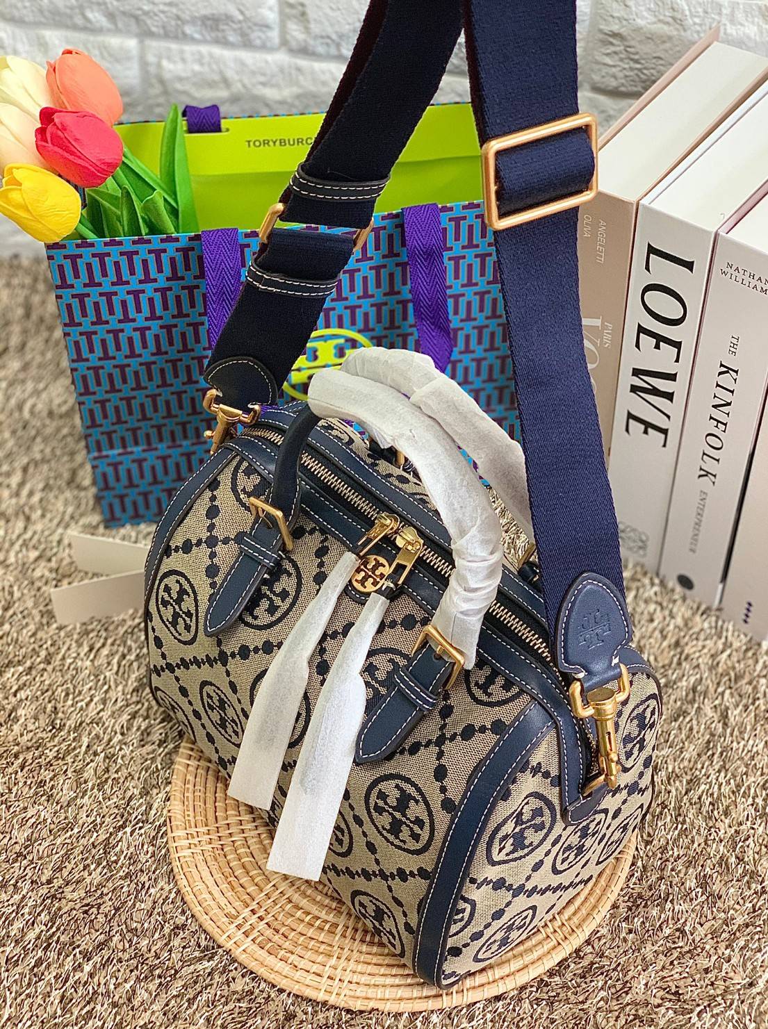สวยก่อนใครแน่นอนค่ะนาทีนี้💋 💥รุ่นที่กำลังฮิตมากตอนนี้ของเหล่าคนดังใน ตปท.! TORY BURCH T MONOGRAM JACQUARD BARREL ((ใบใหญ่)) พร้อมส่งที่ไทยทันที! กระเป๋าทรงหมอนจาก Tory burch วัสดุ jacquardทอลายแบรด์+หนังแท้ ได้สวยงามหรู ดูคลาสสิคมากๆค่ะ เป