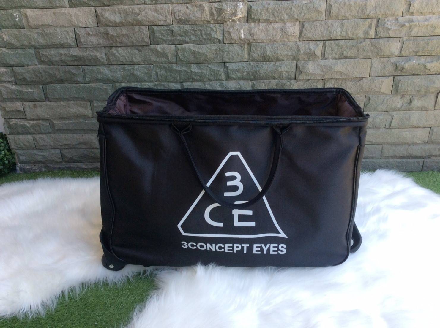 กระเป๋าเดินทางล้อลาก **3cebag เข้าแล้วจ้ารุ่นนี้สั่งทำพิเศษ เอาใจลูกค้า ต้องไปท่องเที่ยวบ่อย คันชักสั่งตรงจาฮ่องกง งานเป๊ะ หัวซิปนำกุญแจมาล็อคได้ ตัดเย็บโดยช่างคุณภาพ ซิปรูดลื่นมากๆ น้ำหนักเบา เหมาะกับไปเที่ยวหลายๆวัน นำติดตัวขึ้นเครื่องได้ วัสดุไนลอน ผสม