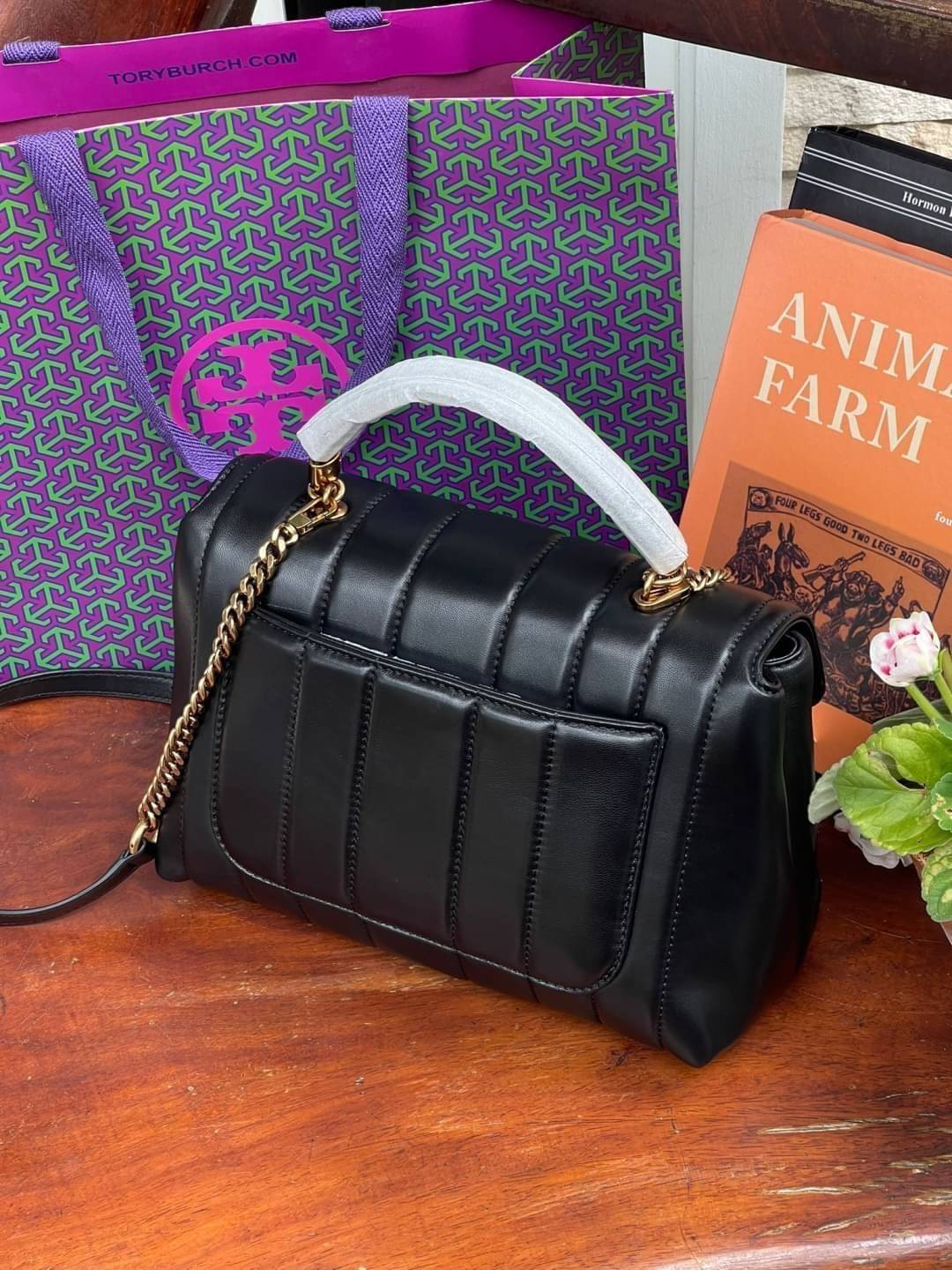 OUTLET 】Tory Burch Kira Top Handle Satchel มี2ขนาด Small/Medium กระเป๋าทรงใหม่ล่าสุดจากรุ่นคิร่า (Kira) มาในเทคนิคตัดเย็บควิลท์แนวขนาน ใช้วัสดุหนังเงานุ่ม สะท้อนแรงบันดาลใจแบบนิวยอร์กจากเบาะหนังในรถคลาสสิค Hardwareสีทองสวยหรู และจุดเด่นอีกรุ่นคิร่าคือความ