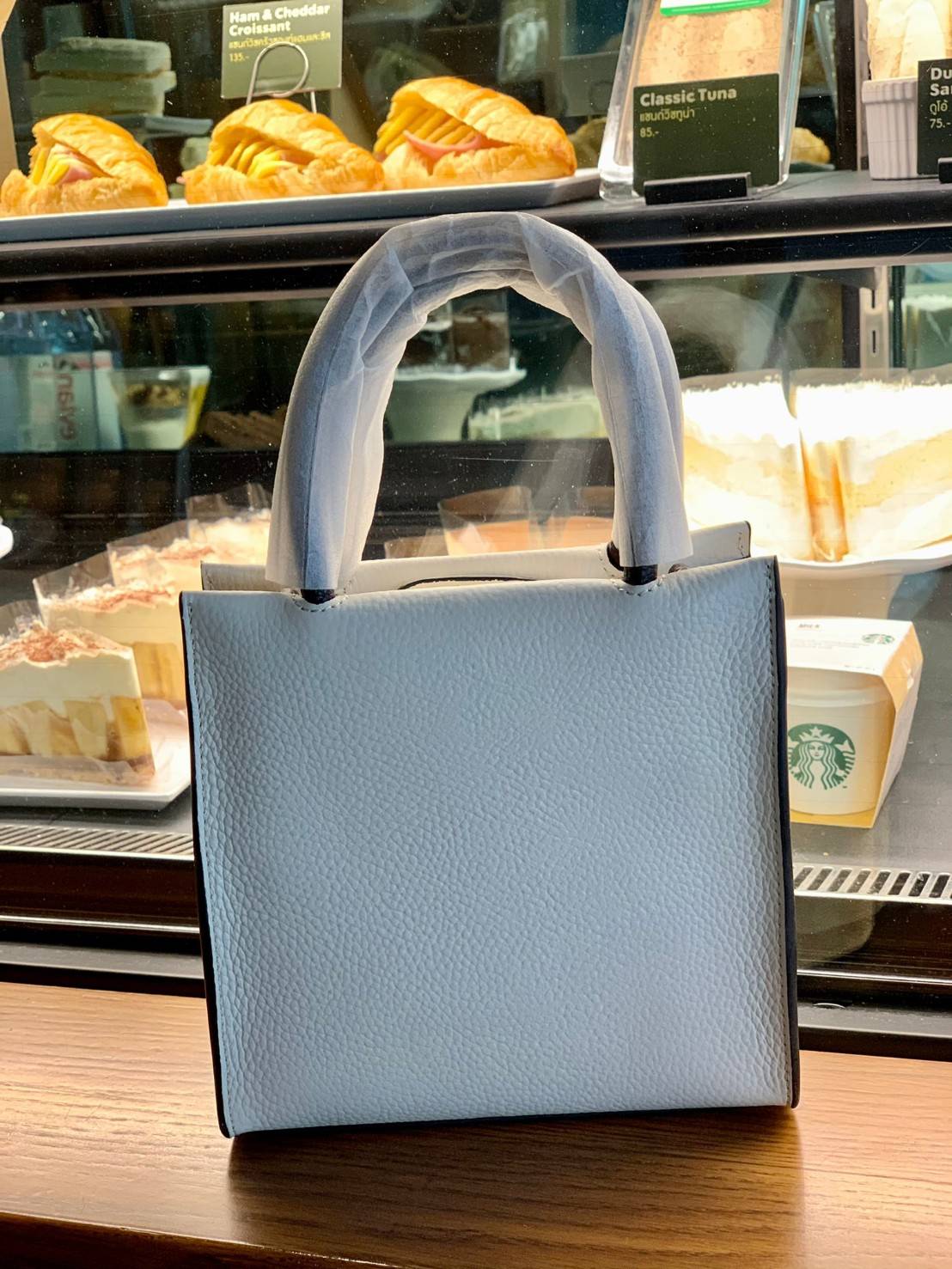 OUTLET COACH MINI CALLY CROSSBODY IN SIGNATURE ((5693//2134//2183)) พร้อมส่งที่ไทยทันที! กระเป๋าสะพายครอสบอดี้ร์ หนังแท้นิ่มอย่างดีค่ะ