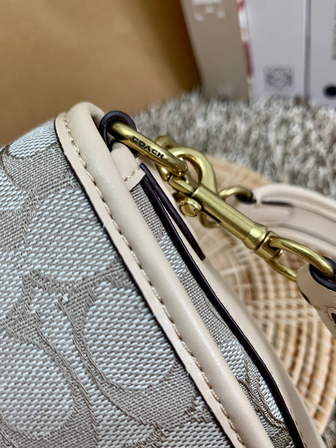 สวย คลาสสิคมากๆจ้าา COACH SOFT TABBY EUROPEAN CLASSIC UPGRADE PORTABLE BAG((C4821)) พร้อมส่งทันทีค่ะ สินค้าออกใหม่!! กระเป๋าหิ้ว//สะพายข้างได้ สุดคุ้ม! วัสดุ jacquard+หนังแท้ ได้สวยงาม คลาสสิคมากๆค่ะ น้ำหนักเบา เปิดปิดแบบกระดุมแม่เหล็กเป็นอะไหล่โลโก้แบรนด