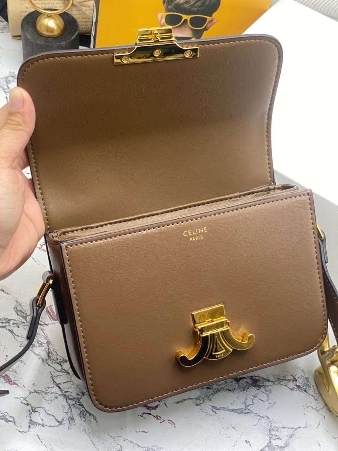 CELINE TRIOMPHE CROSSBODY BAG / CELINE TEEN ดีไซน์ยอดนิยมสไตล์ LISA ทรงสี่เหลี่ยมหนังสวยหรูอยู่ทรงเปิดปิดด้วยฝาปิดโลโก้แบรนด์อะไหล่ทอง ภายในมีช่องหลัก ช่องย่อย และช่องซิป สามารถใส่มือถือของใช้จุกจิกได้เยอะ มาพร้อมสายสะพายหนังยาวปรับระดับได้ จะสะพายไหล่ CR