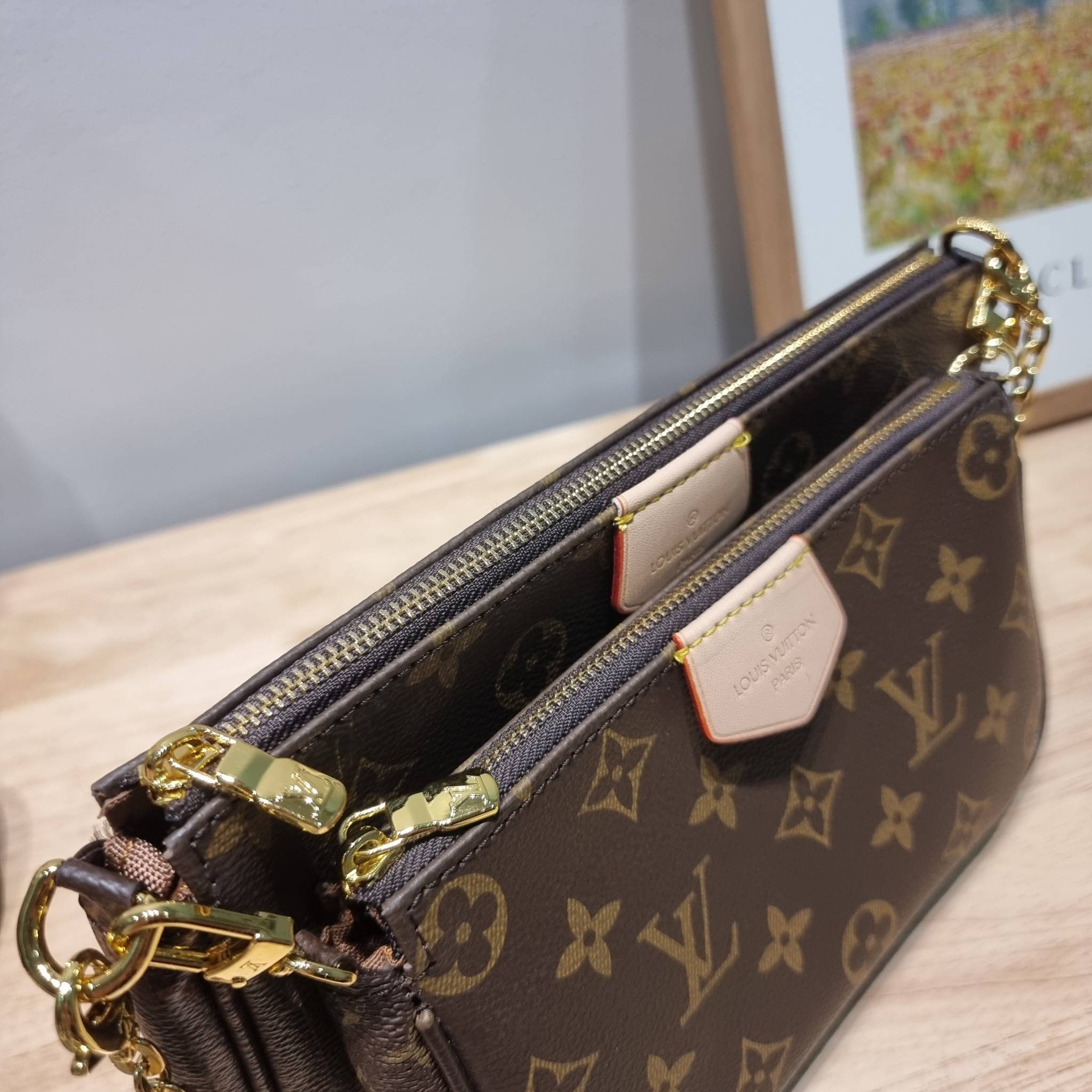 Set 4 ชิ้น LV Multi Pochette Bag New in!! กับ box set ชวนสะสม ที่จับเอารุ่นยอดฮิต มามิกซ์รวมกับไอเท็มสุดคุ้มของมันต้องมี!! จัดเรียงให้อยู่ในกล่องสุดหรู ไม่ว่าจะตัวกระเป๋า กระเป๋าสตางค์ กระเป๋าจิ๋ว ใบไหนๆก็นำมาใช้งานได้จริง คุ้มค่ามากๆ แถมฟรี! ริบบิ้นลายลิ