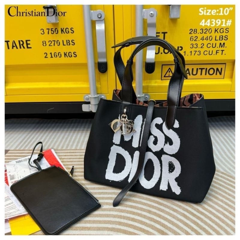 Dior Toujours Tote Bag Graffiti Printed กระเป๋าทรงโท้ทรุ่นใหม่สุดฮิต พร้อมใบเล็ก ดีไซน์ใหม่ล่าสุด ที่มีทั้งความละมุนและหรูหราในตัว ใช้งานง่าย ด้านในกระเป๋ากว้างมาก จุของได้สบายๆ
