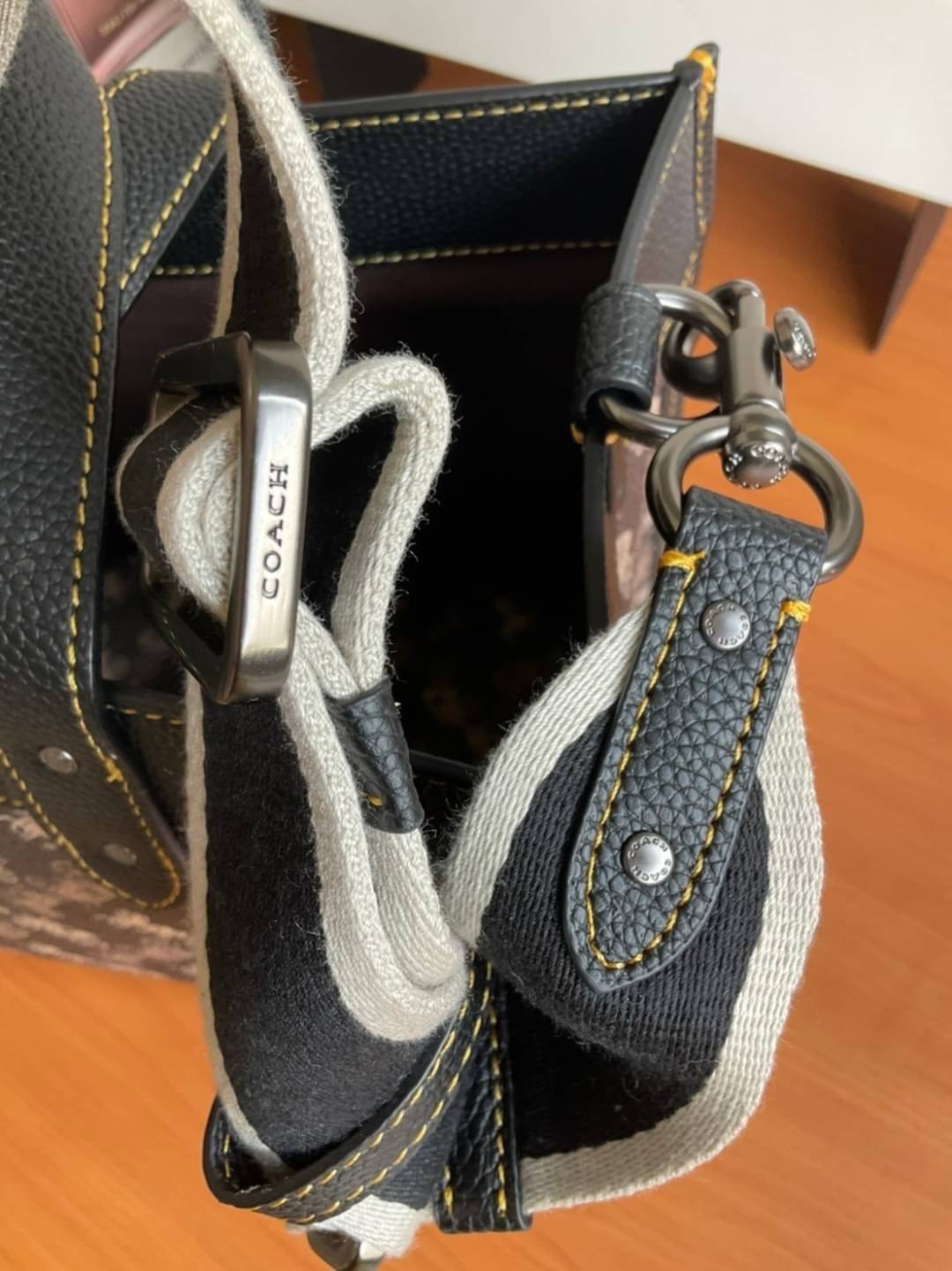 ของแท้ 💯% Coach Womens Field Tote 30 With Horse And Carriage Print V5/Brown Black กระเป๋าทรง Tote Print ลายโลโก้แบรนด์รถม้า สวยหรูดูคลาสสิก