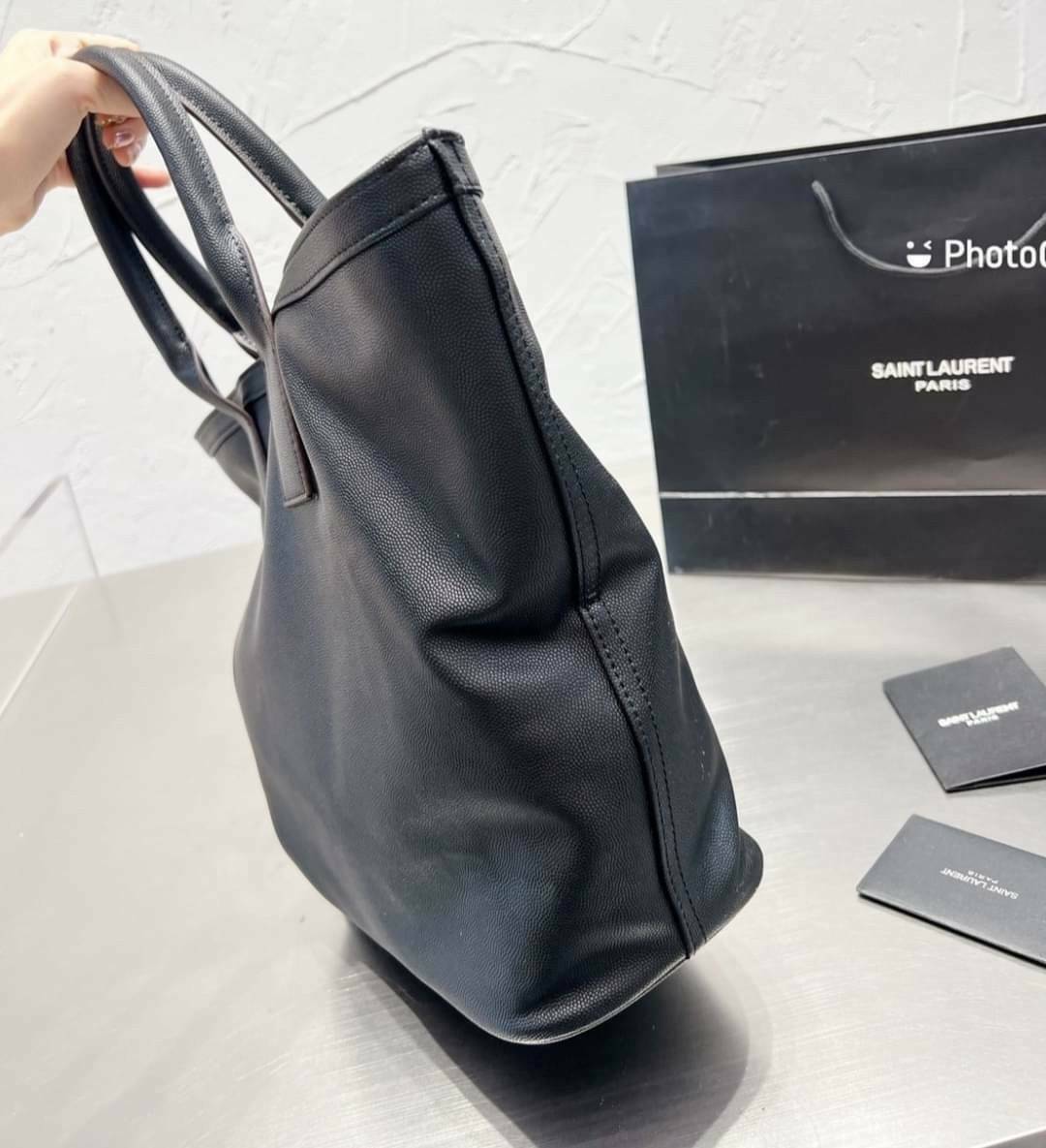 SAINT LAURENT SHOPPING BAG / YSL SHOPPING BAG กระเป๋าถือทรงช็อปปิ้ง พร้อมส่ง โดดเด่นด้วยโลโก้แบรนด์ขนาดใหญ่สวยหรู ภายในกระเป๋ากว้างใส่สัมภาระได้เยอะ มีช่องซิปแยกย่อยให้ใส่ของจุกจิกหนึ่งช่องนะคะ