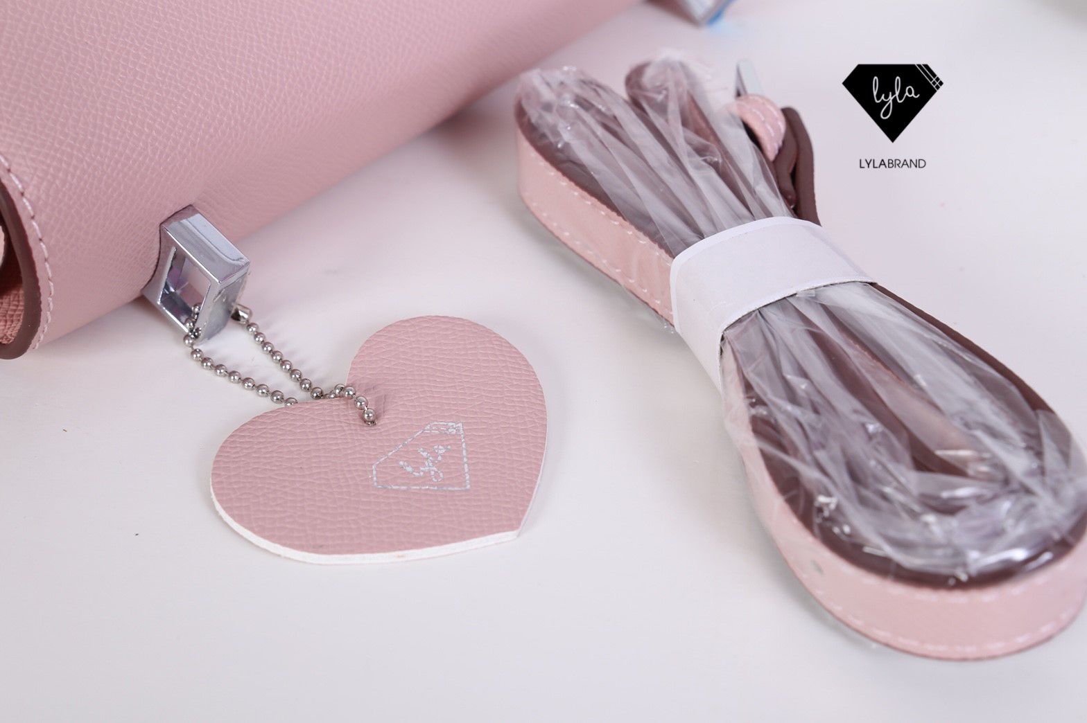 LYLABRAND🔔 Constance Size 23 Cm / Epsom ✨PU top premium นะคะ หนังดีเลอค่าน่าสอยมากกก บอกคำเดียวเลยว่าเด็ดสุด !! เหมือนหนังแท้เบอสุดค่ะคูณผู้หญิง ลูกค้าเก่าน่าจะทราบกันดีอยู่แล้วว่าคุณภาพของร้านนี้ต้องมาเป็นอันดับหนึ่งเท่านั้น อิอิ มีสายยาวส