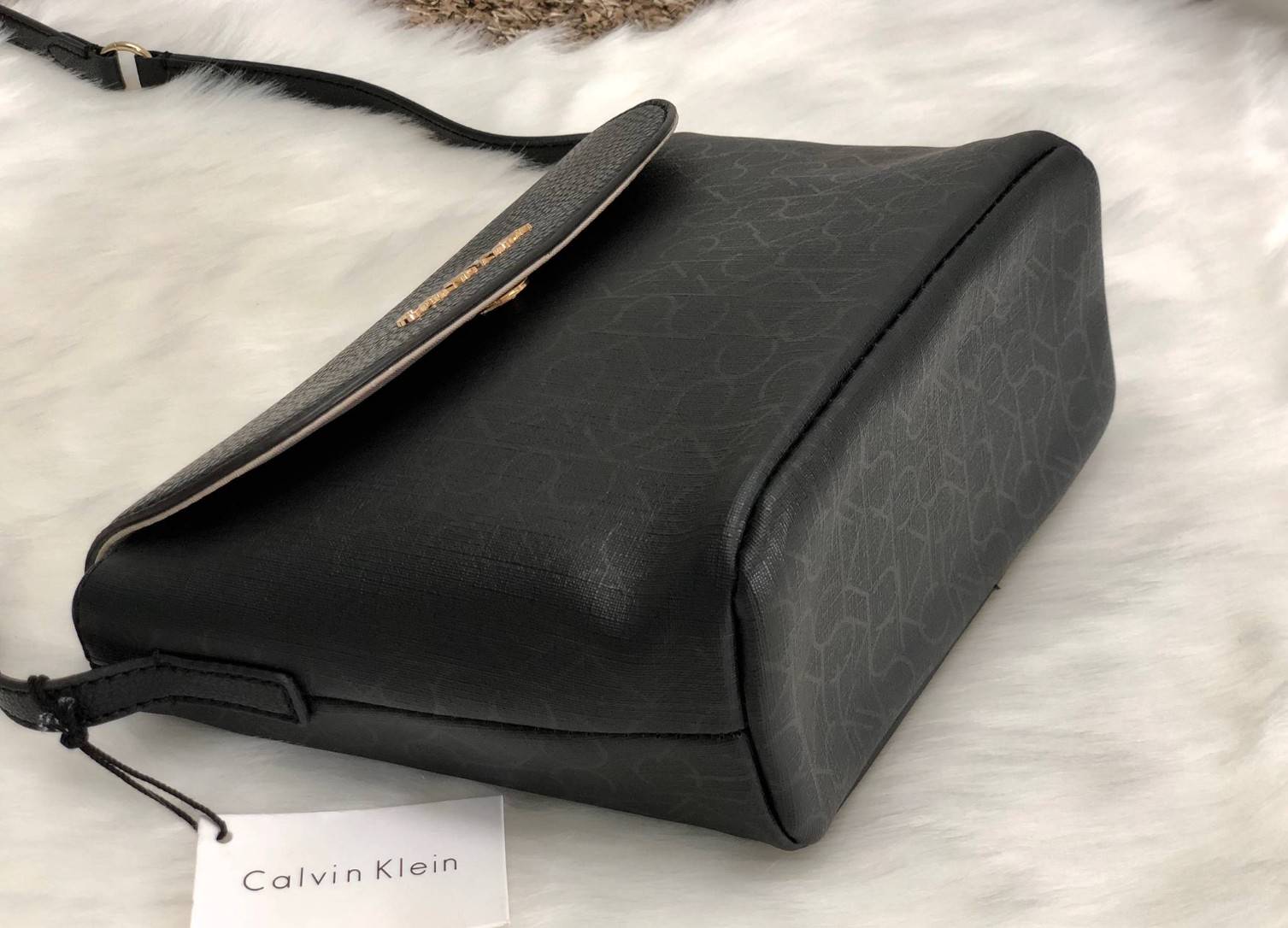CALVIN KLEIN CROSSBODY BAG กระเป๋าสะพาย cross body วัสดุหนังผสมสัมผัสนิ่ม ขนาดกระทัดรัด ตัวกระเป๋าลายแบรนด์ทั้งใบ ฝาปิดมีโลโก้แบรนด์ เปิดออกมามีซิปปิดปากกระเป๋า ภายในโล่ง สามารถใส่ กปต.ใบขนาดปกติได้ มือถือได้ทุกรุ่น มีช่องเล็กให้ใส่ของจุกจิก พร้อมสายสะพาย