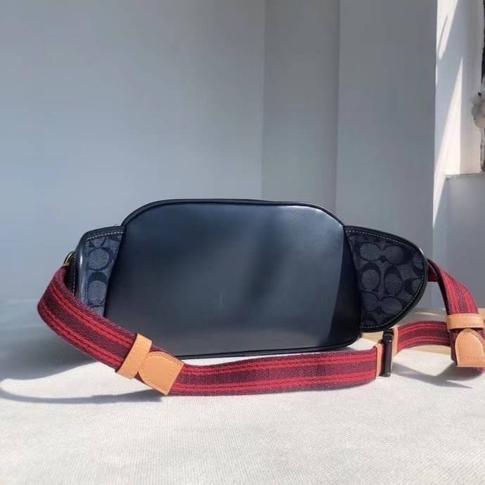 COACH BELT BAG IN SIGNATURE CHAMBRAY (3685) ❤️ใช้ได้ทั้งชาย//หญิงค่ะ กระเป๋าคาดอก วัสดุผ้าแคนวาส+หนังแท้ค่ะ ด้านหน้ามีช่องซิปขนาดกลาง ใส่มือถือได้ค่ะ ช่องซิปหลักเปิดปิดแบบซิปคู่ ภายในกว้าง ใส่ของจำเป็นได้ครบเลยนะคะ มีช่องซิปสำหรับใส่ของจุกจิกให้อีก