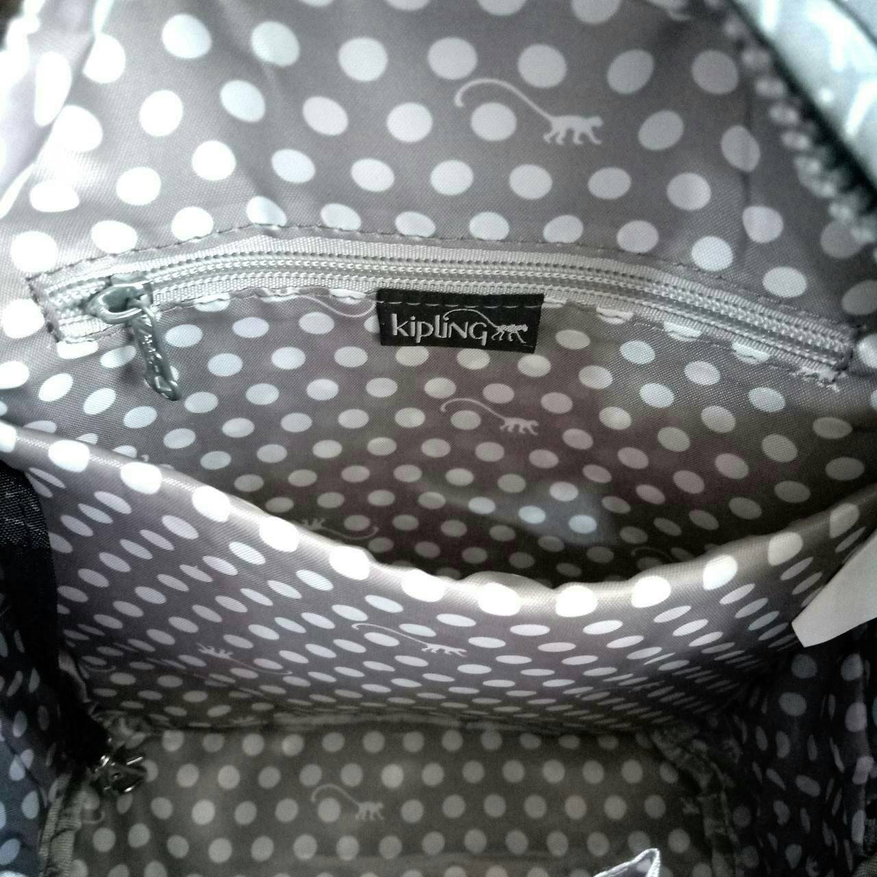 KIPLING 2WAYS MINI BACKPACK 👍กระเป๋าสะพาย2Wayรุ่นใหม่วัสดุ Nylon & Polyester 100% 👍หูหิ้วมีลายปั้มแบรนด์ 👍สายสะพายยาวเลื่อนปรับได้ถอดได้ 👍สามารถถือหรือสะพายได้ จะสะพายไหล่ สะพายเฉียง Crossbody หรือจะคล้องสายเป็นเป้สะพายหลัง