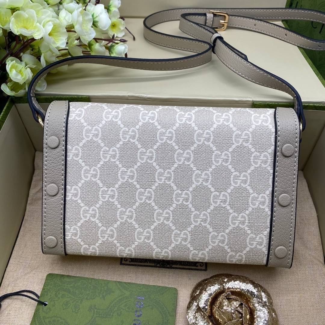 GUCCI HORSEBIT 1955 MINI BAG กระเป๋าสะพาย กระเป๋าใส่โทรศัพท์ ดีไซต์สัญลักษณ์วงแหวนตามแบบฉบับ GG มาพร้อมกล่องแบรนด์และสายสะพายยาวที่สามารถปรับระดับได้ พร้อมส่งให้สะพาย สวยๆ กันแล้ววันนี้ ใบนี้ must have..ค่ะ.!!