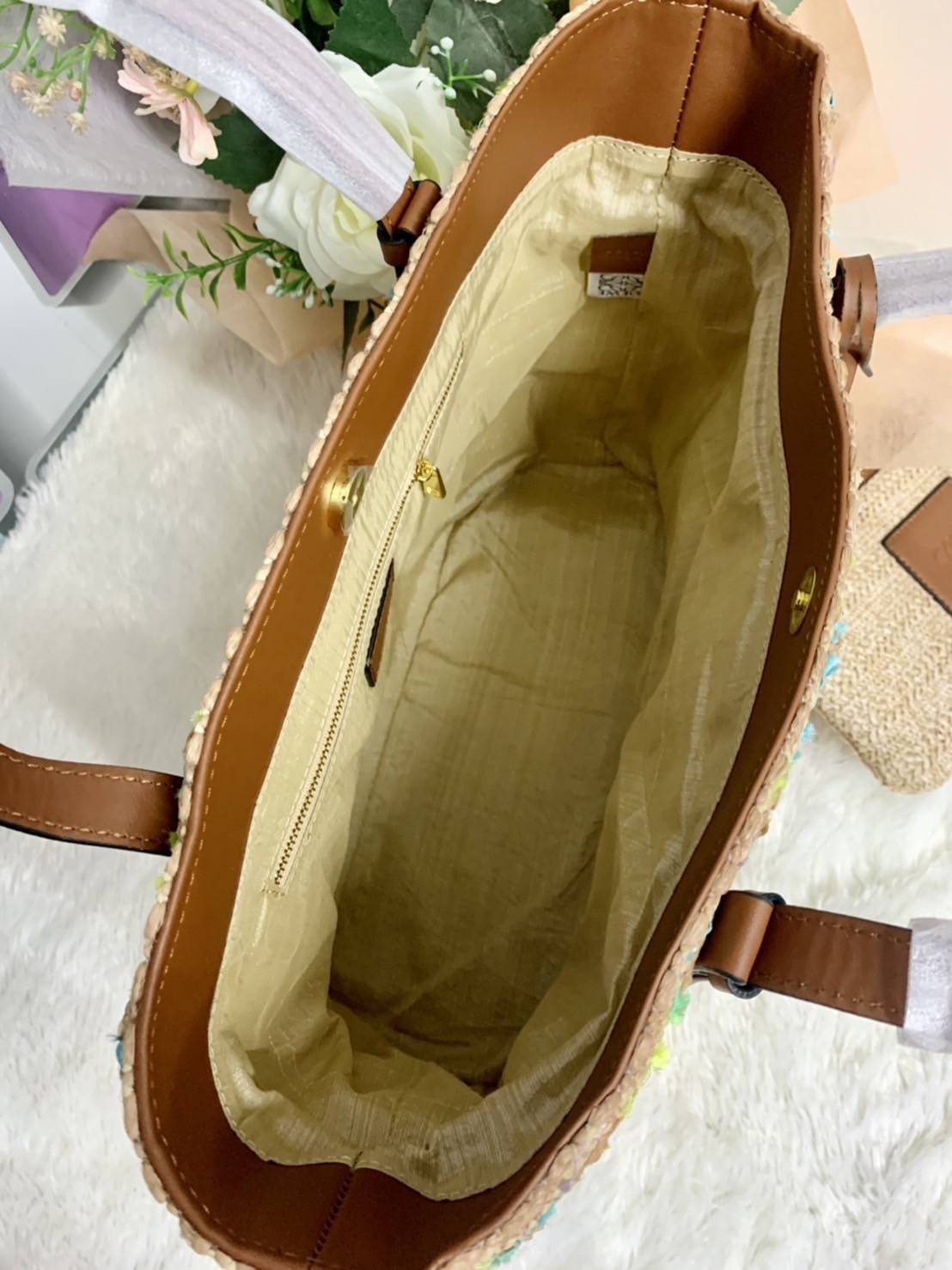 LOEWE TOTE BAG VIP GIFT WITH PURCHASE (GWP) พรีเมี่ยมกิ๊ฟ Limited Edition จาก LOEWE PERFUME DUTYFREE COUNTER วัสดุ Textile Canvas & CalfSkin งานสวยหรู รูปทรงวินเทจมาพร้อม Clutch ใบเล็กเข้าชุด ซื้อ 1 ได้ถึง 2 ด้านหน้าปักโลโก้แบรนด์ LOEWE ผ้าเนื้อหนาใช้งานท